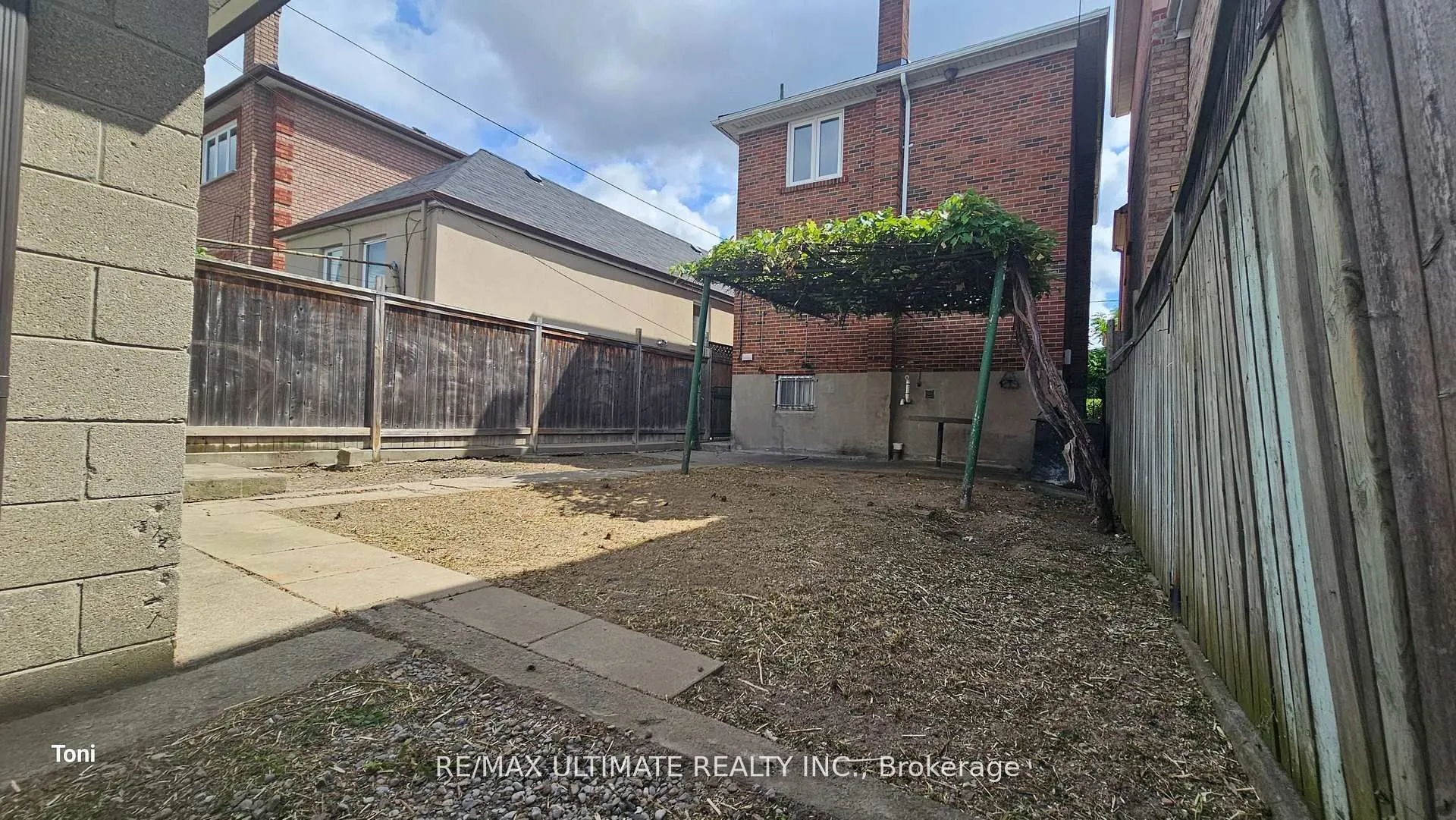 300 Earlscourt Avenue