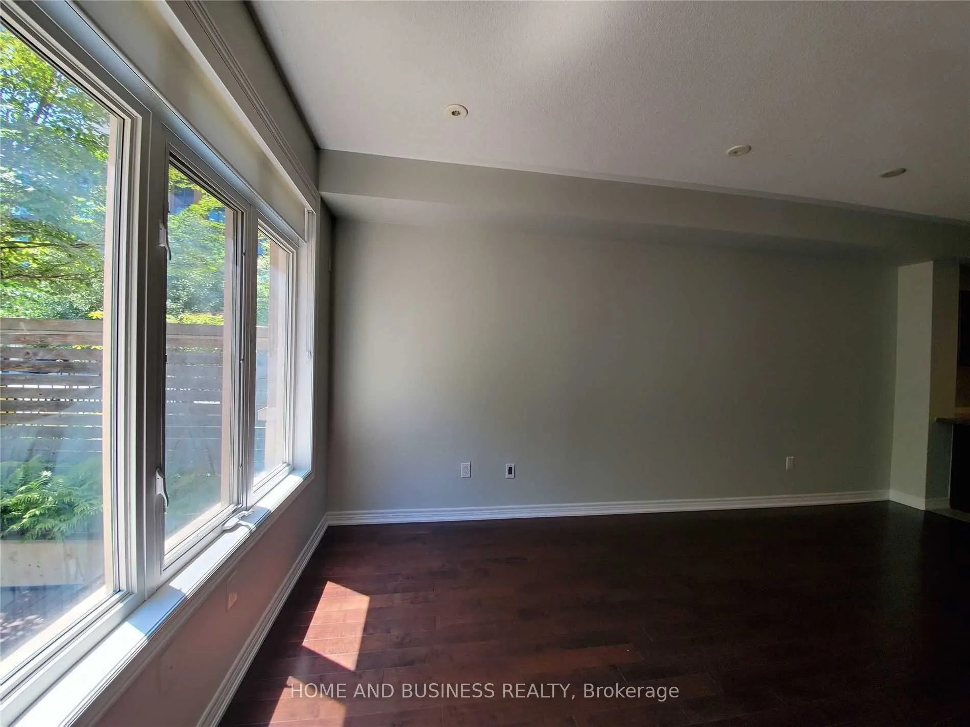383 Prince Of Wales Drive, #107