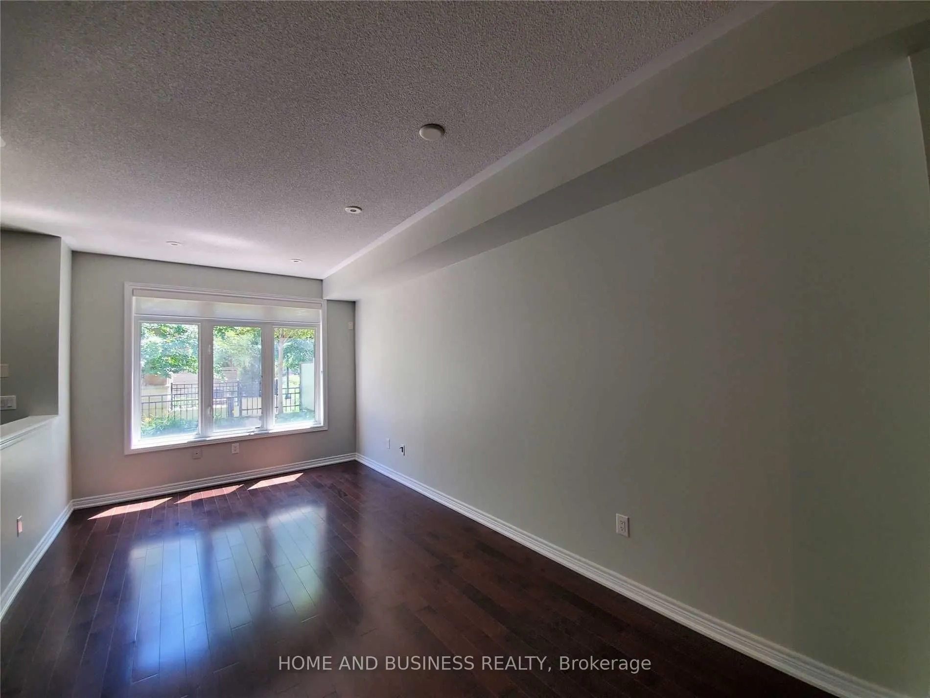 383 Prince Of Wales Drive, #107