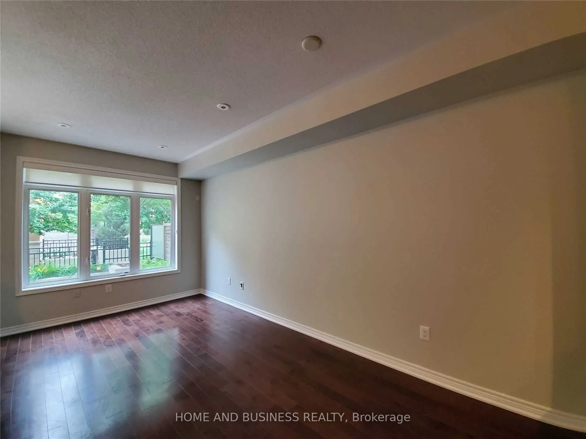383 Prince Of Wales Drive, #107