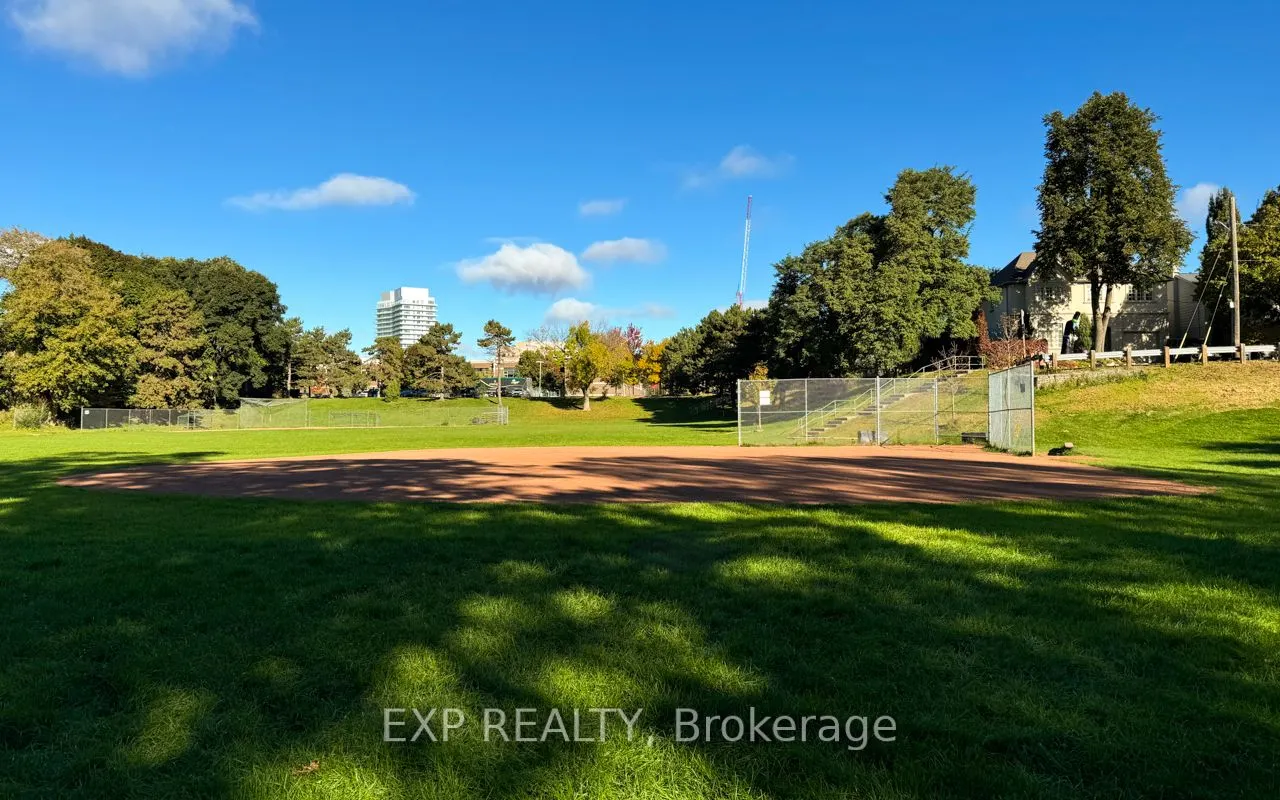 4140 Dundas Street W