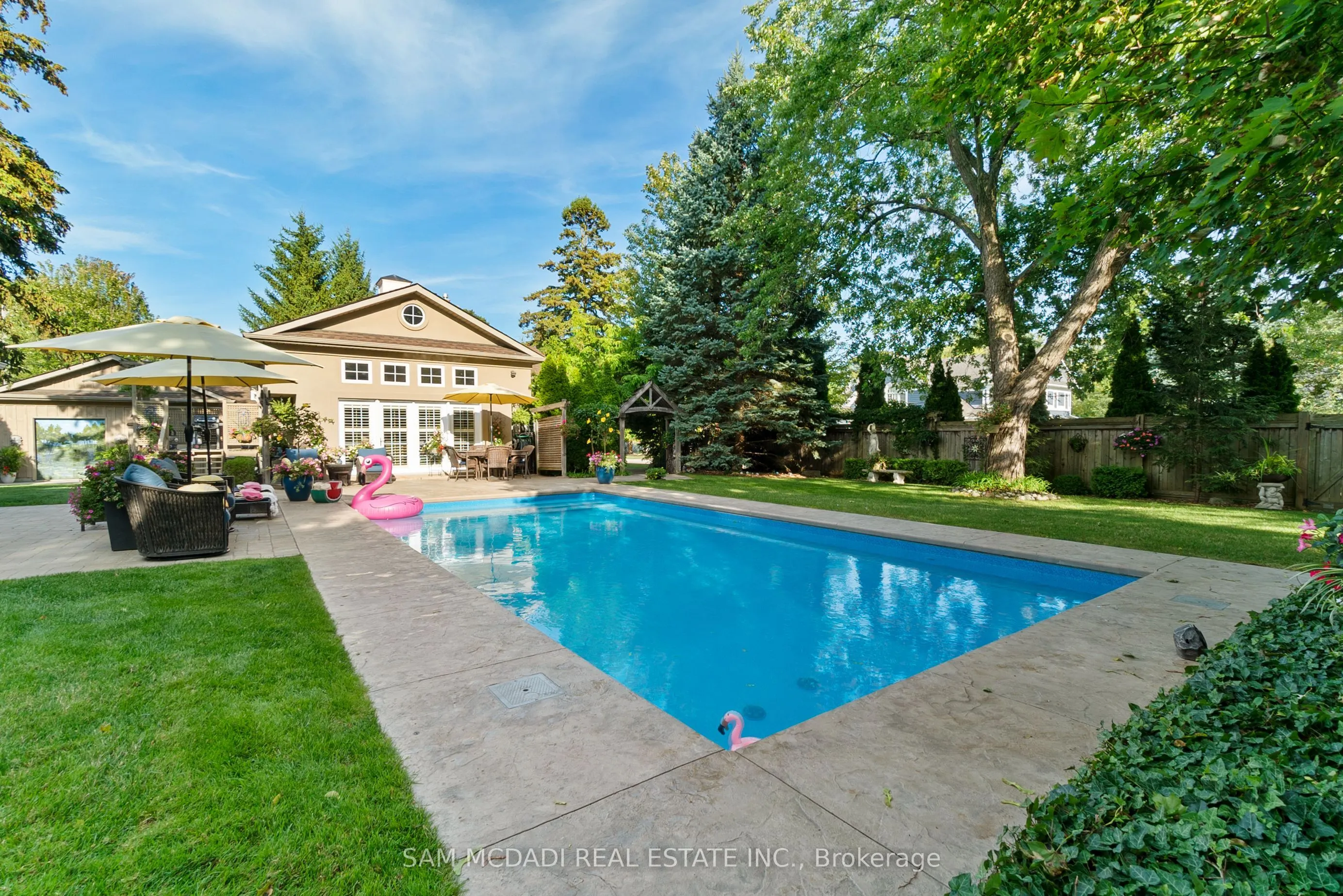 1522 Glenhill Crescent