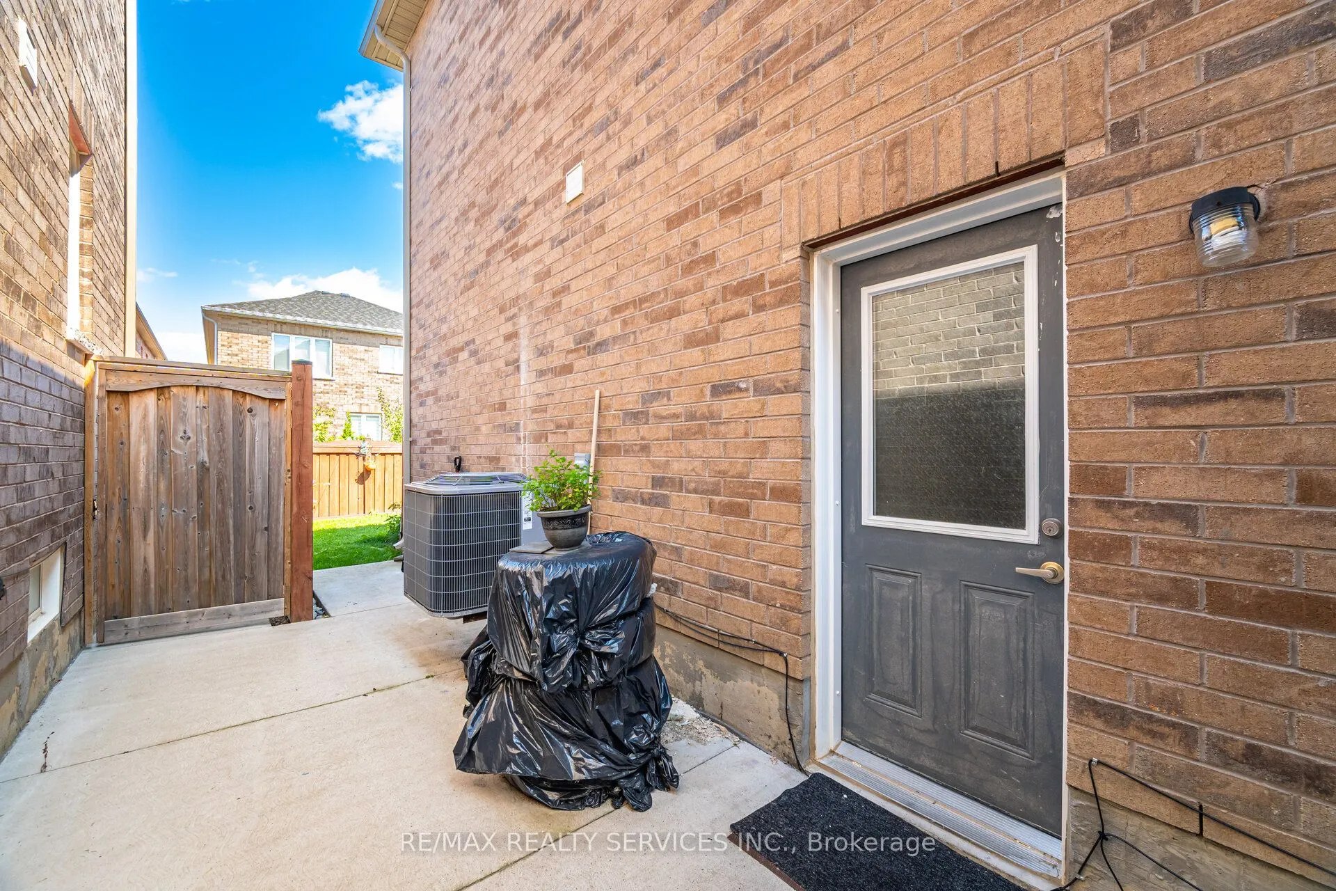 9 Meadowcreek Road