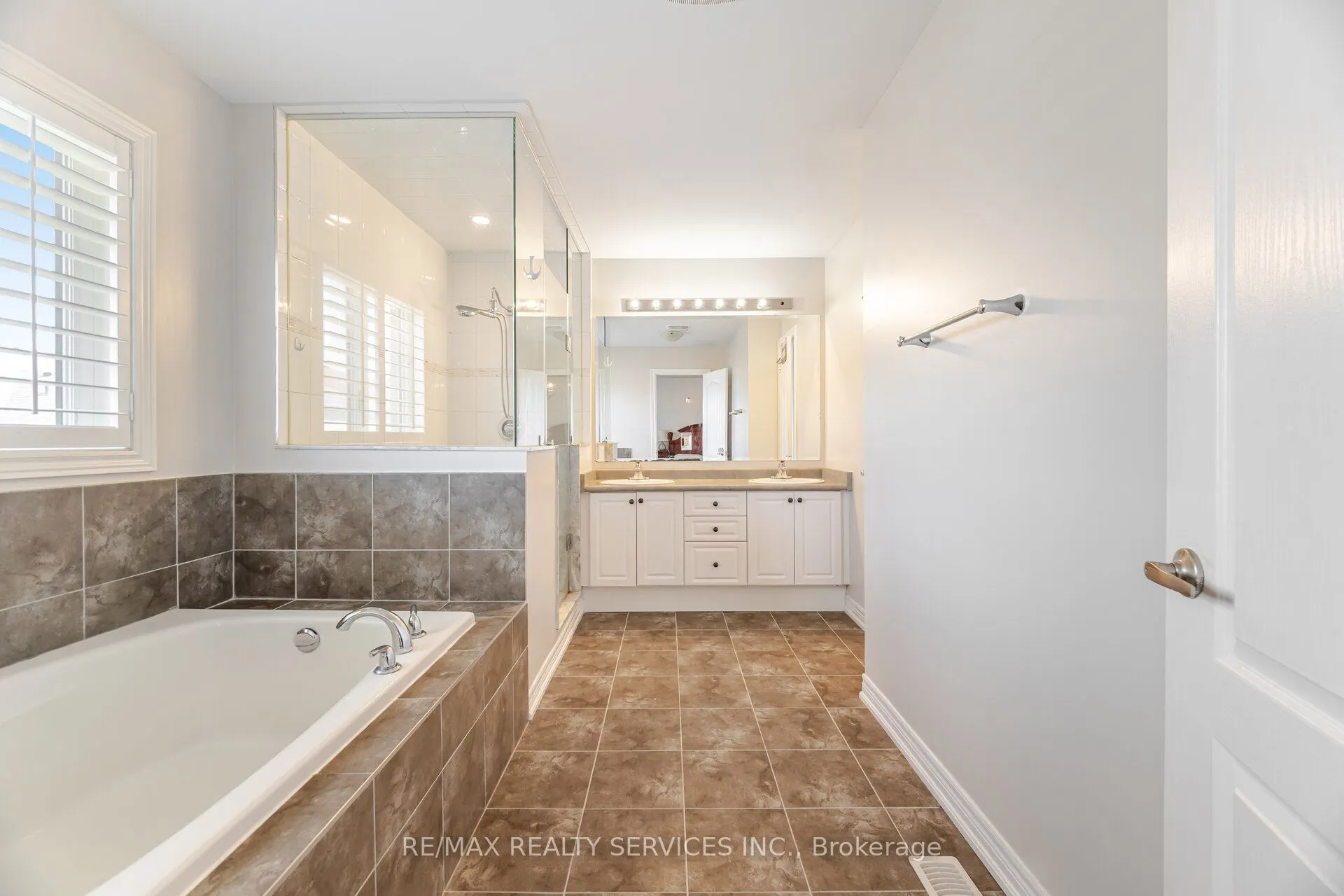 9 Meadowcreek Road