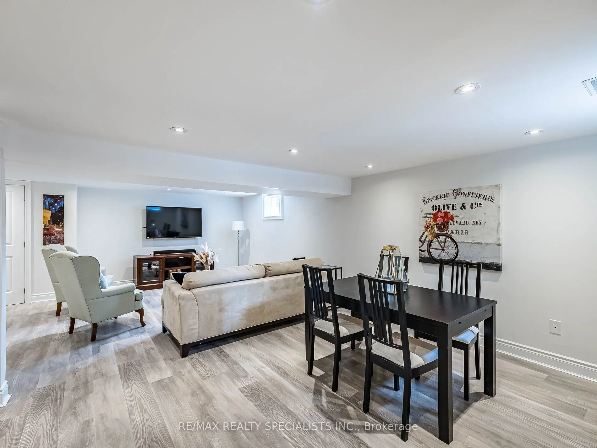 16 Lesbury Avenue