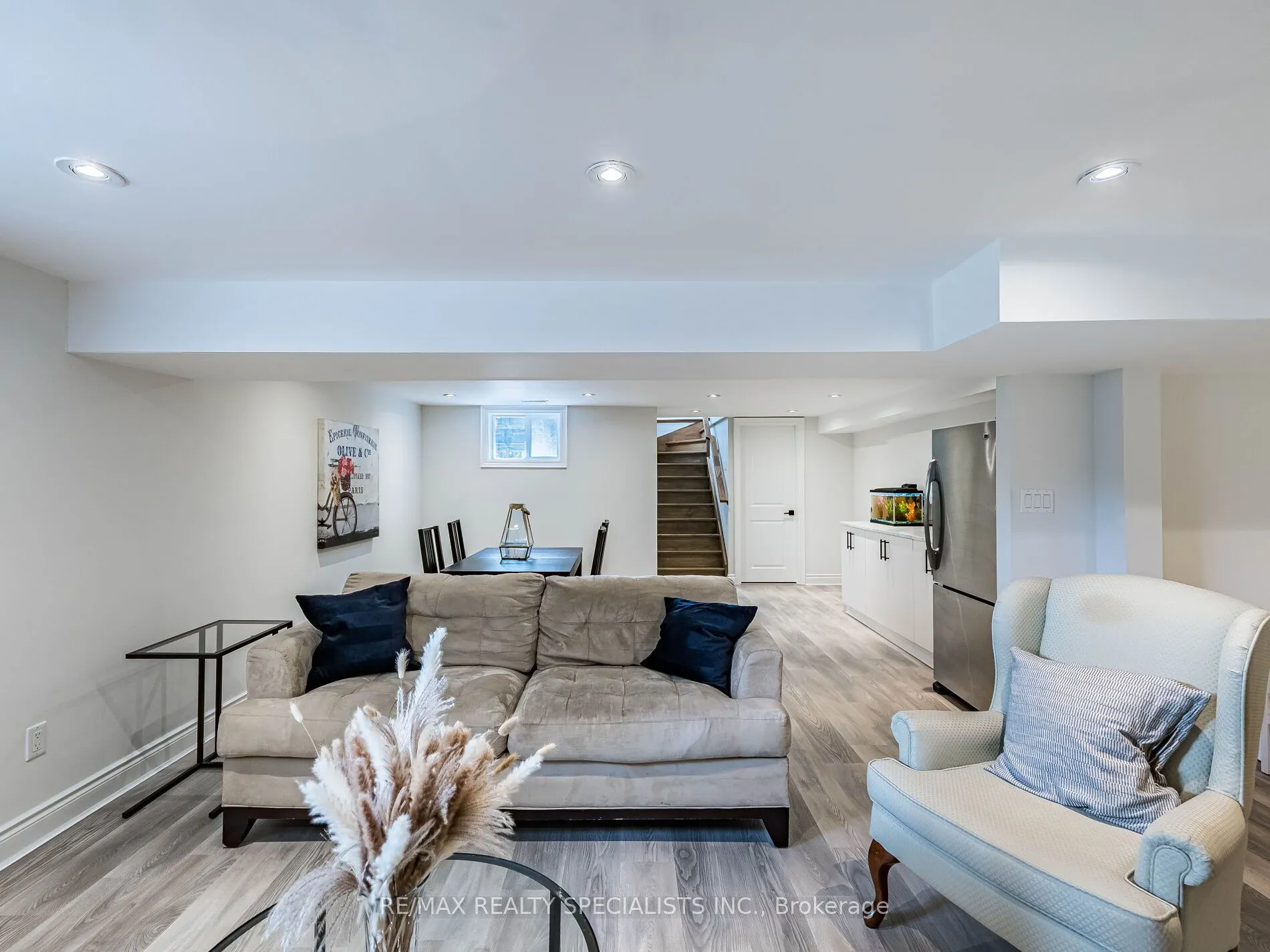 16 Lesbury Avenue