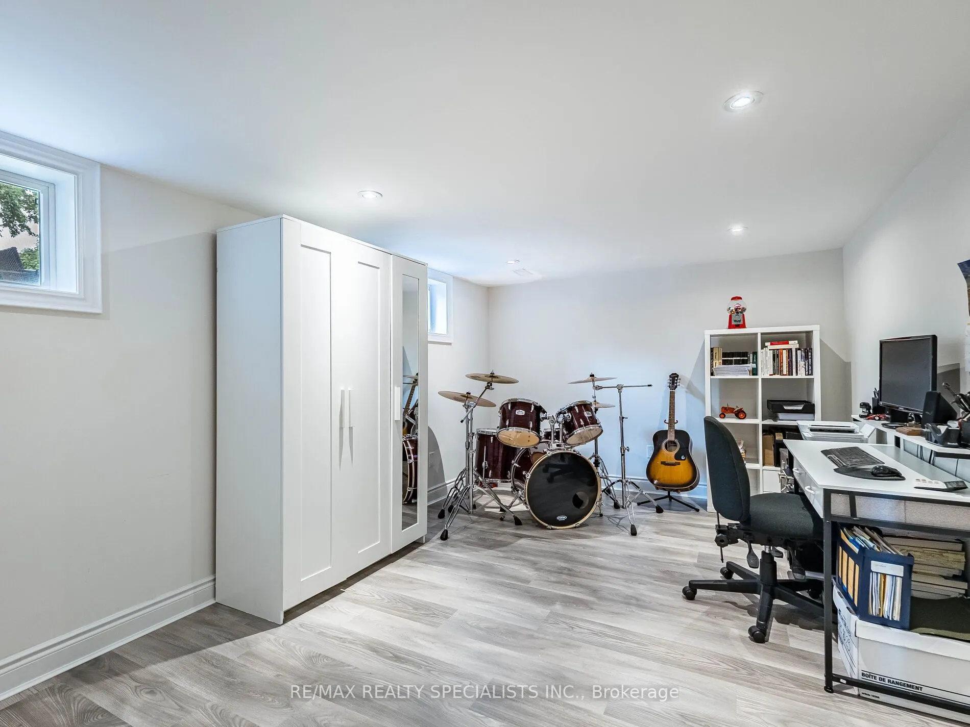 16 Lesbury Avenue