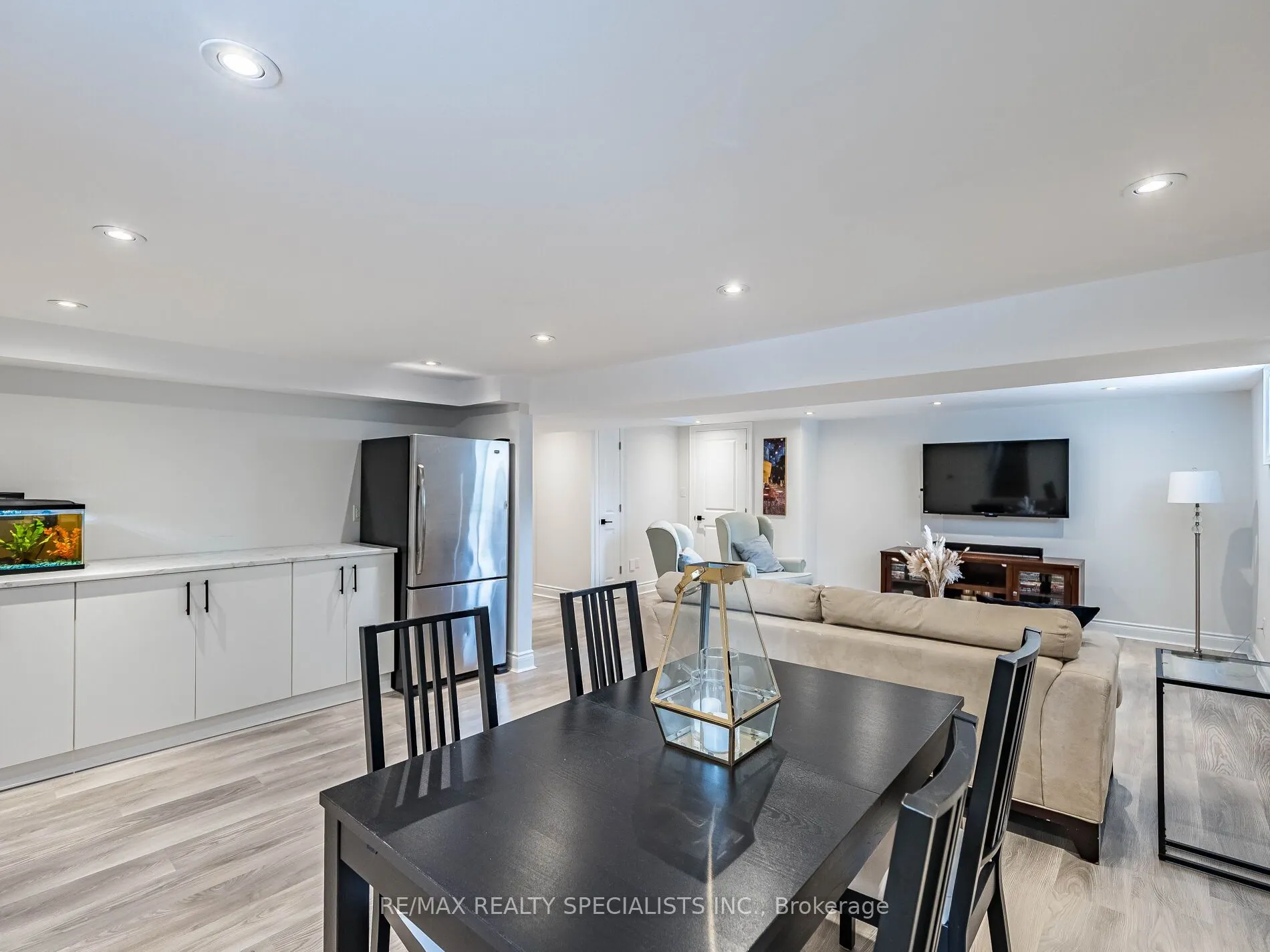 16 Lesbury Avenue