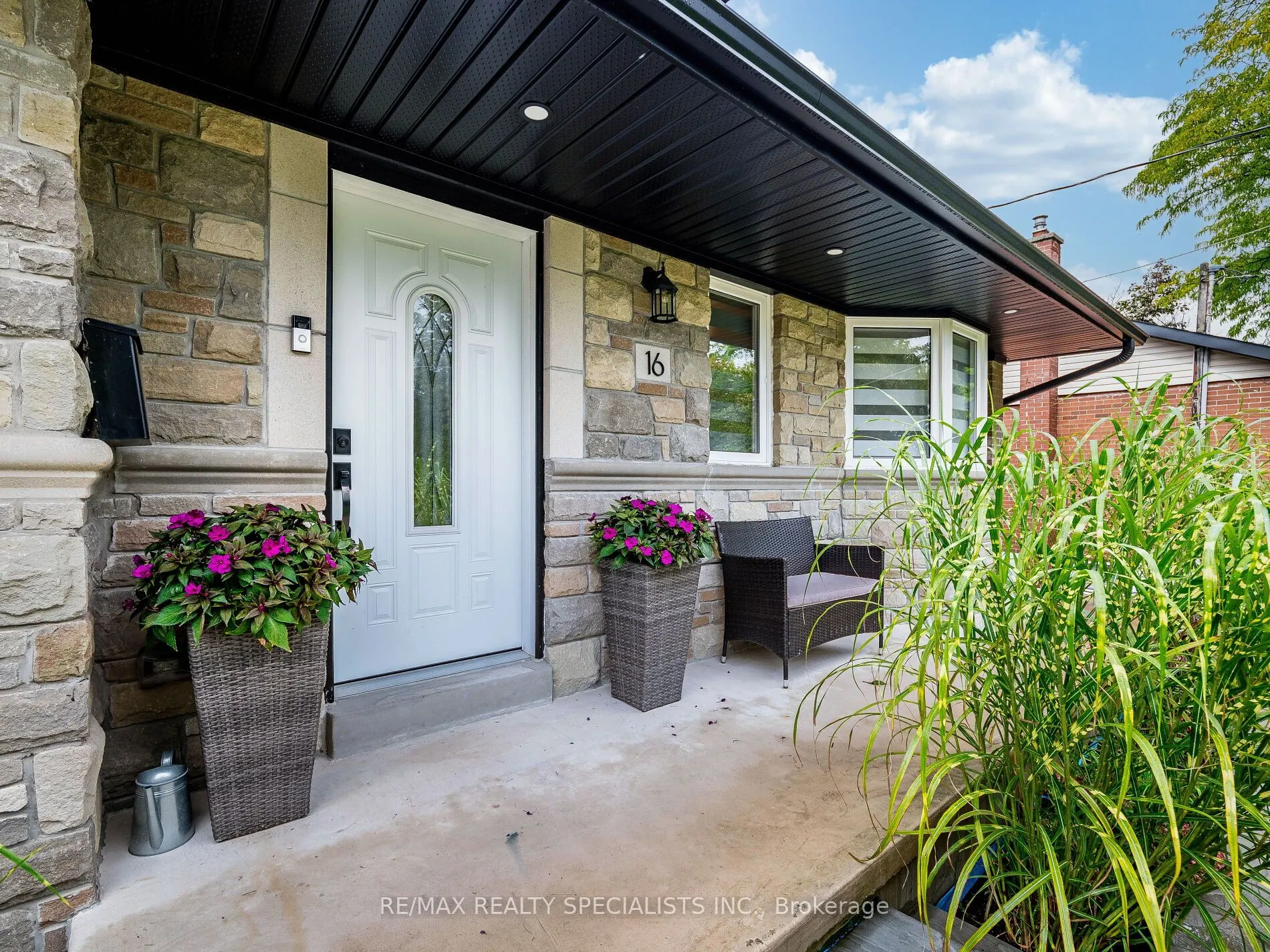 16 Lesbury Avenue