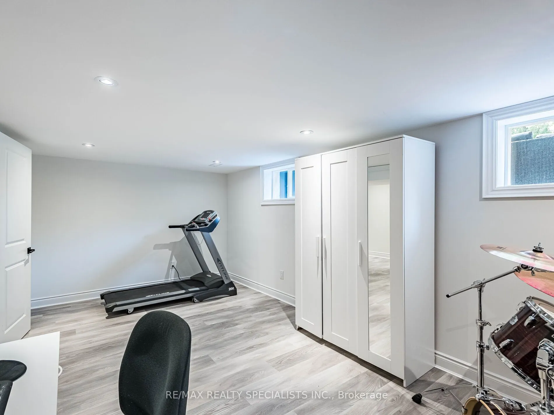 16 Lesbury Avenue