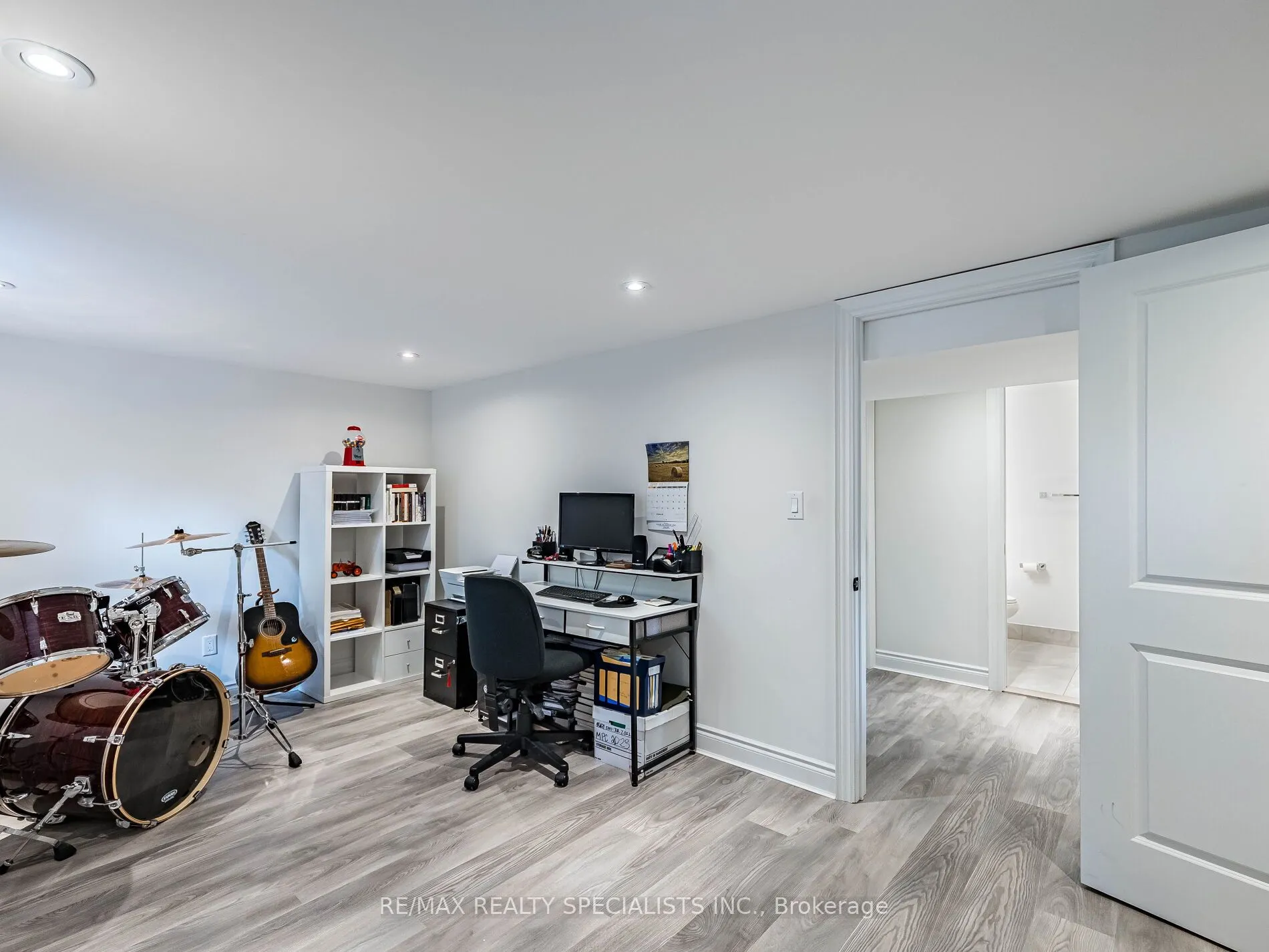 16 Lesbury Avenue