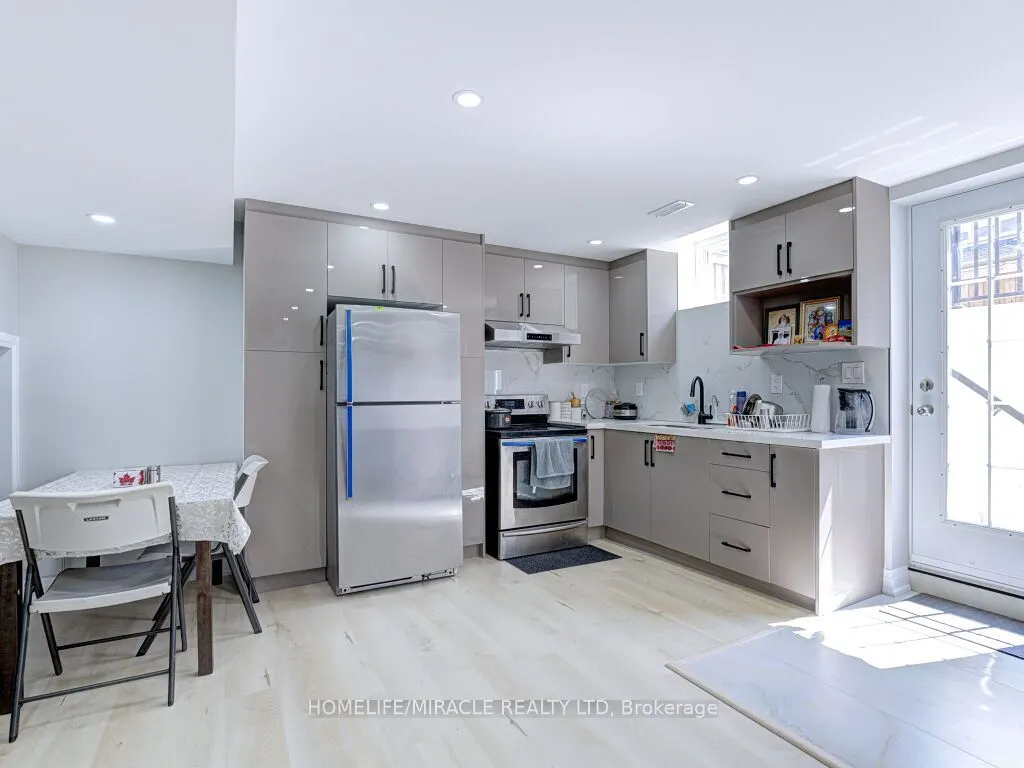 8 Jenwood Crescent