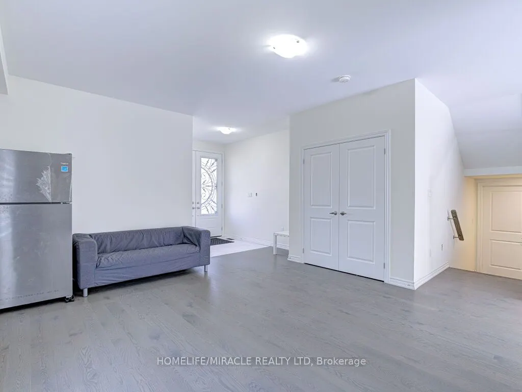 8 Jenwood Crescent