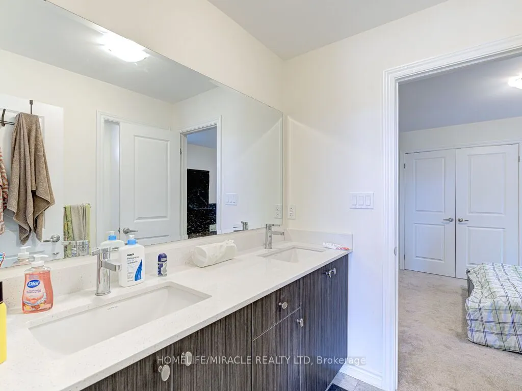 8 Jenwood Crescent