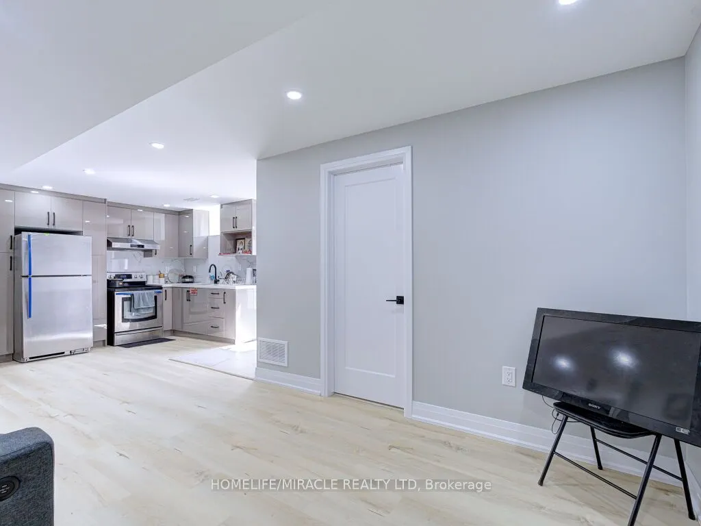 8 Jenwood Crescent