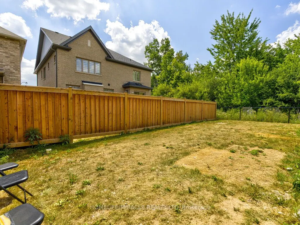 8 Jenwood Crescent