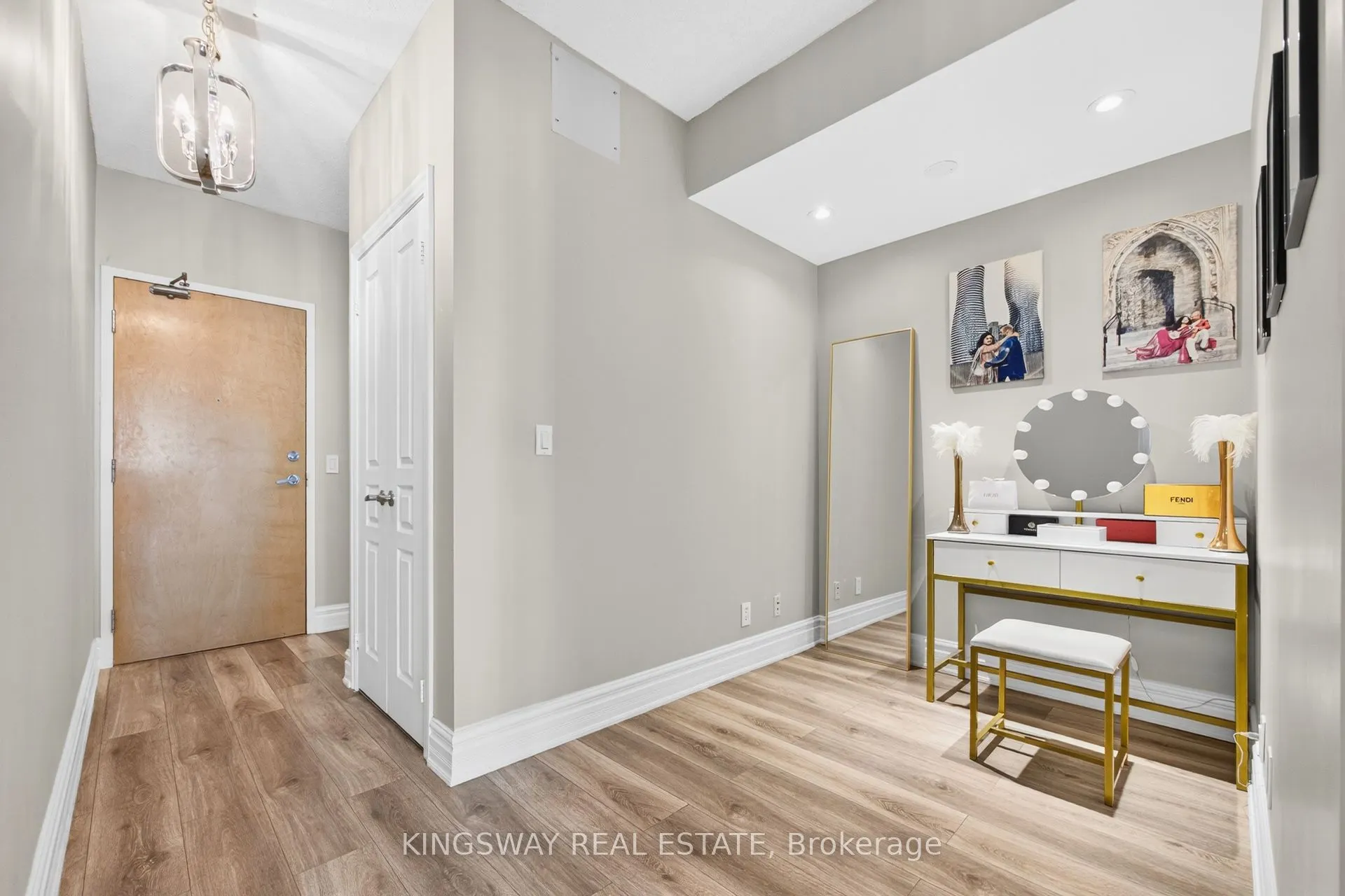 220 Burnhamthorpe Road, #1004