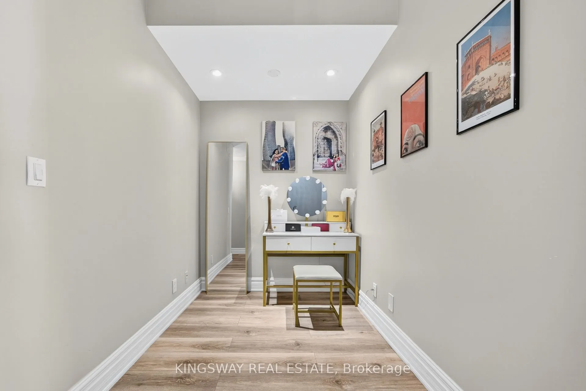 220 Burnhamthorpe Road, #1004