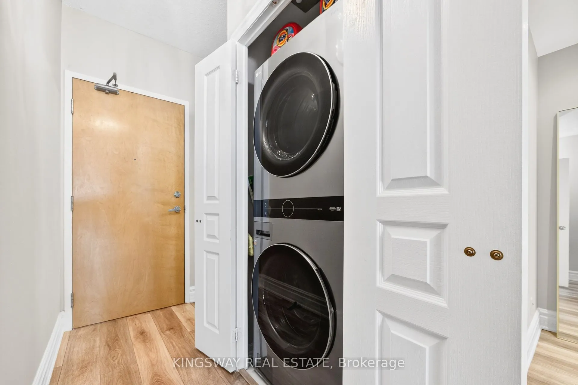 220 Burnhamthorpe Road, #1004