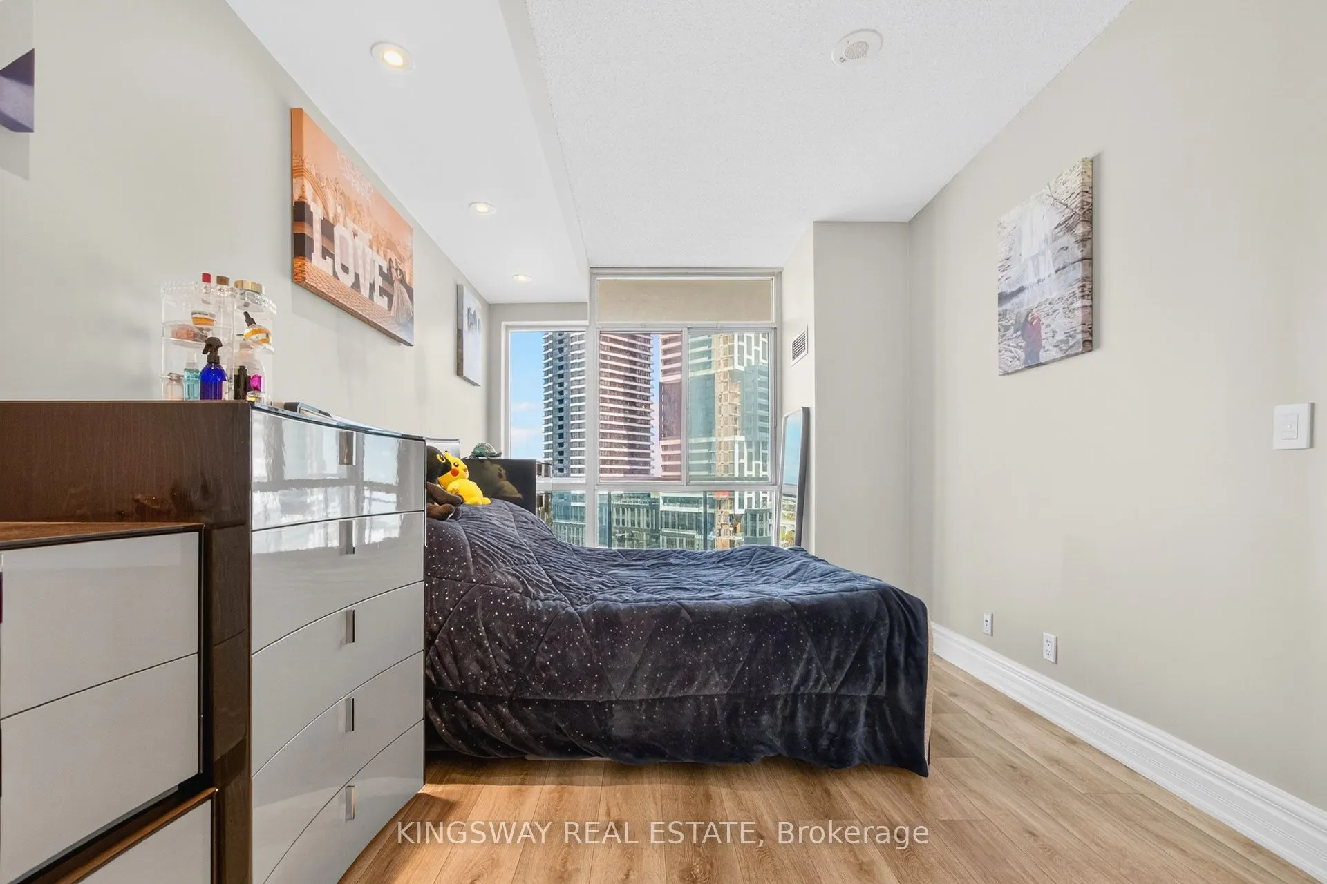 220 Burnhamthorpe Road, #1004