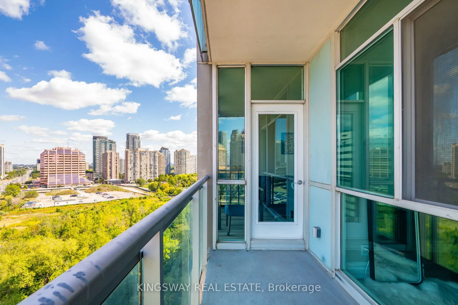 220 Burnhamthorpe Road, #1004