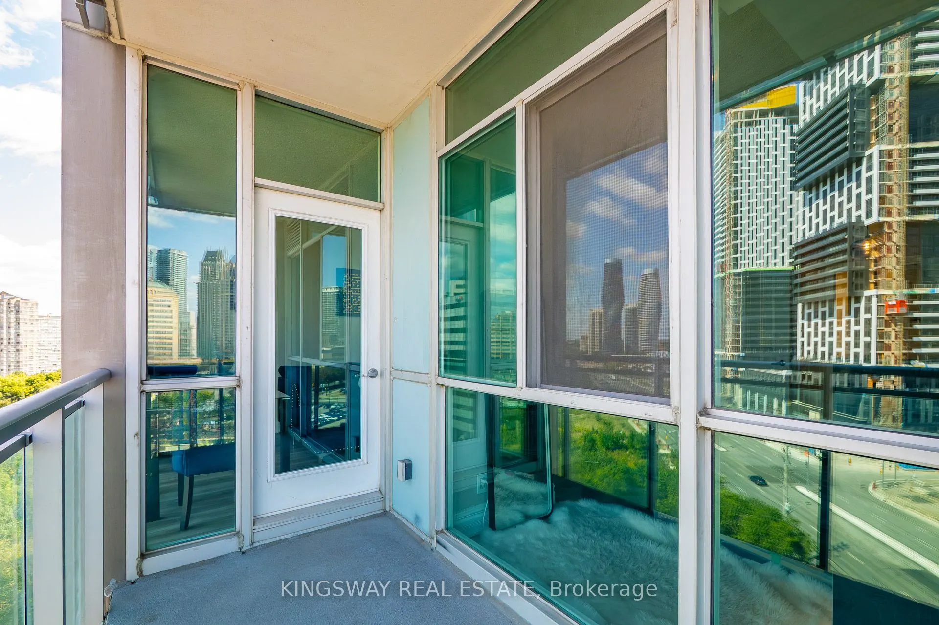 220 Burnhamthorpe Road, #1004