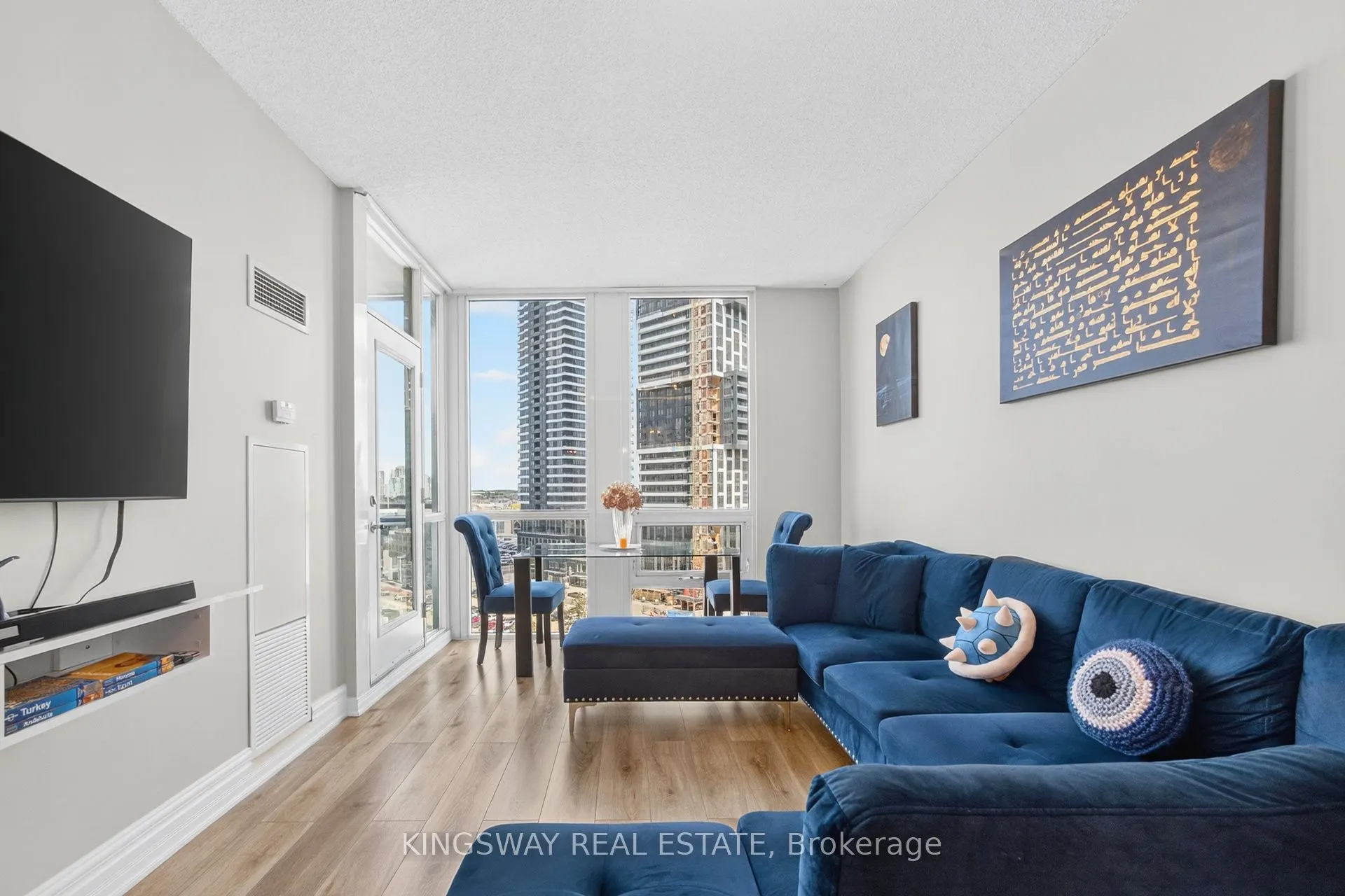 220 Burnhamthorpe Road, #1004