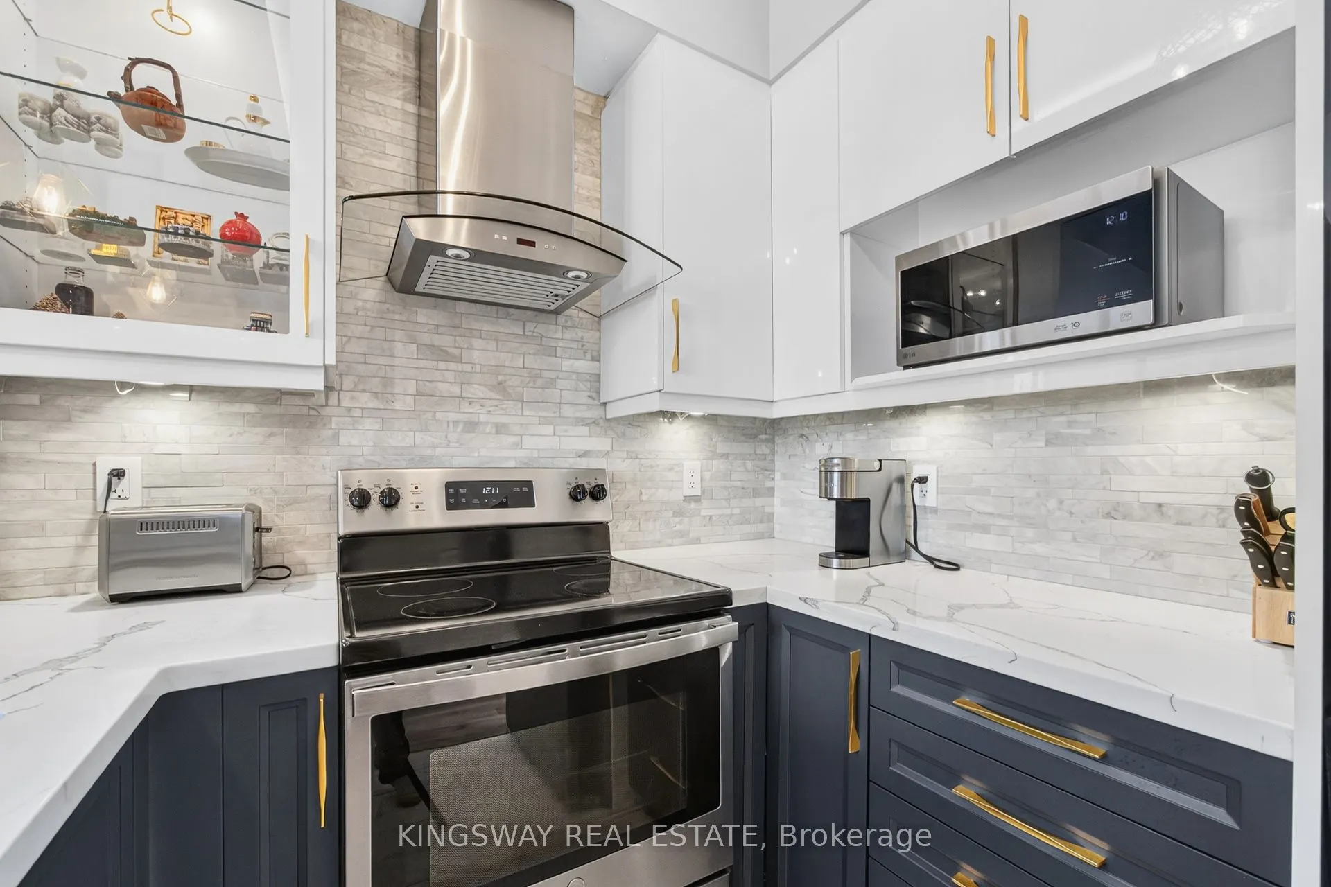220 Burnhamthorpe Road, #1004