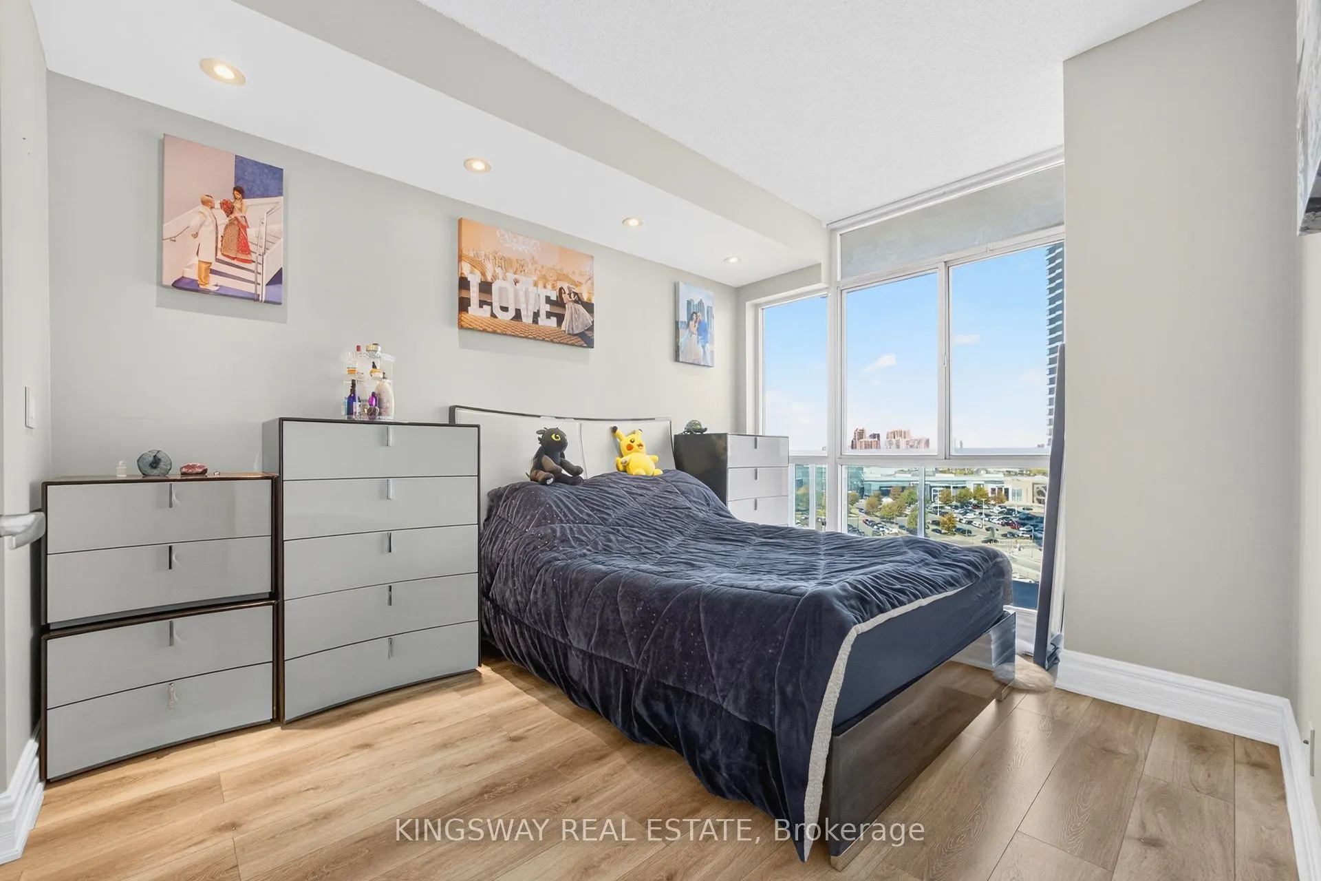 220 Burnhamthorpe Road, #1004