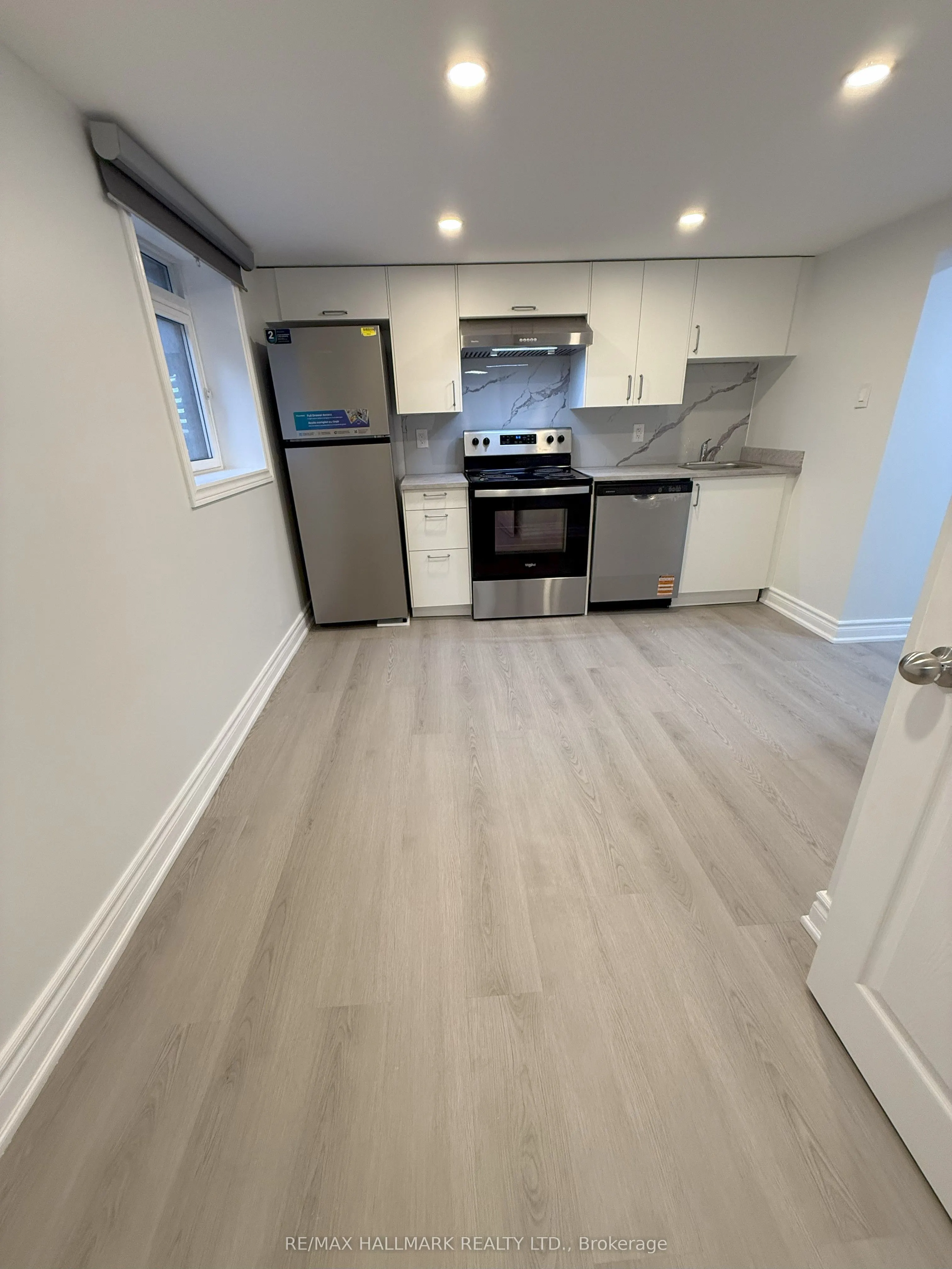 382 Burnhamthorpe Road, #Basement