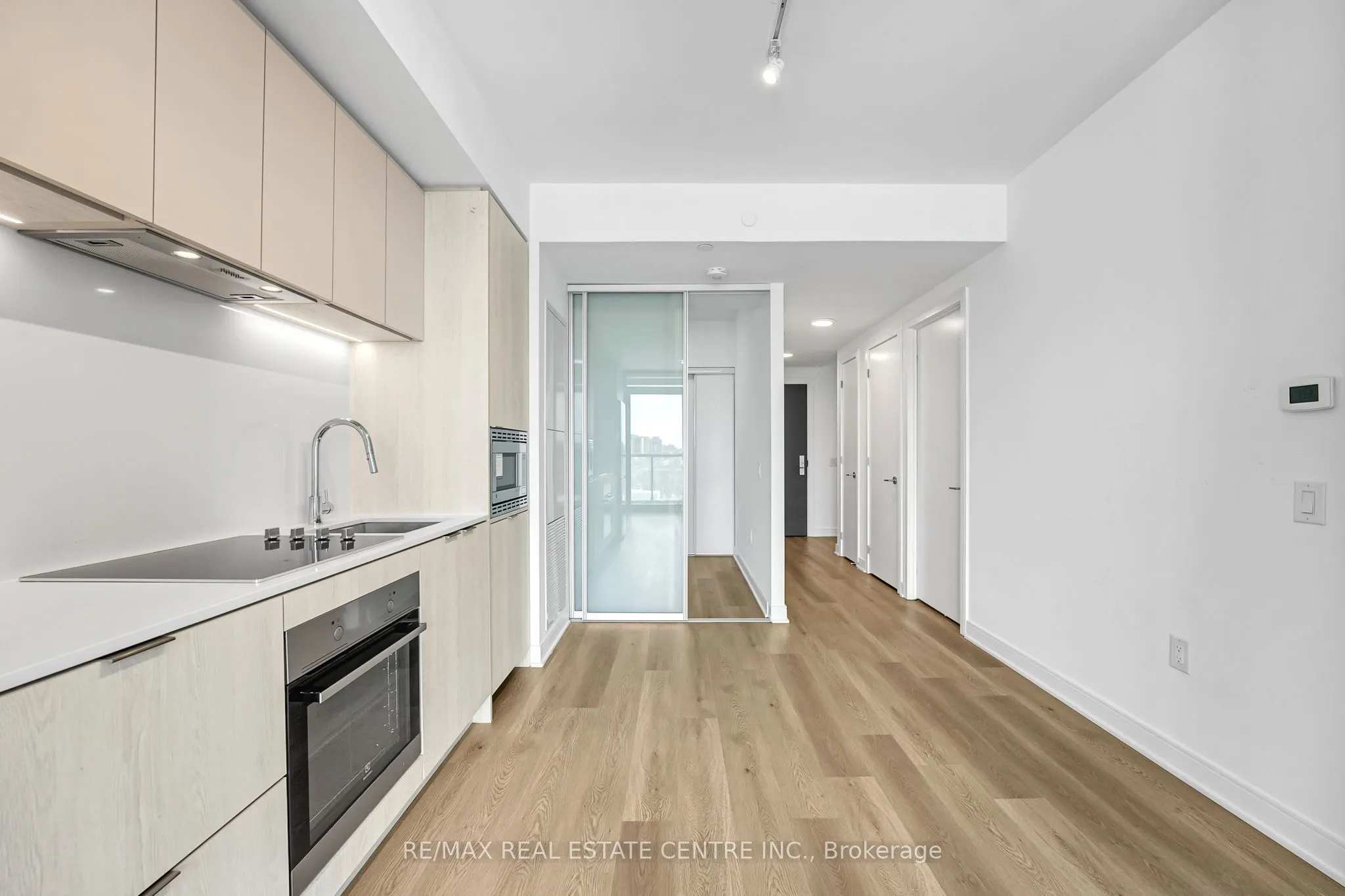 86 Dundas Street E, #818
