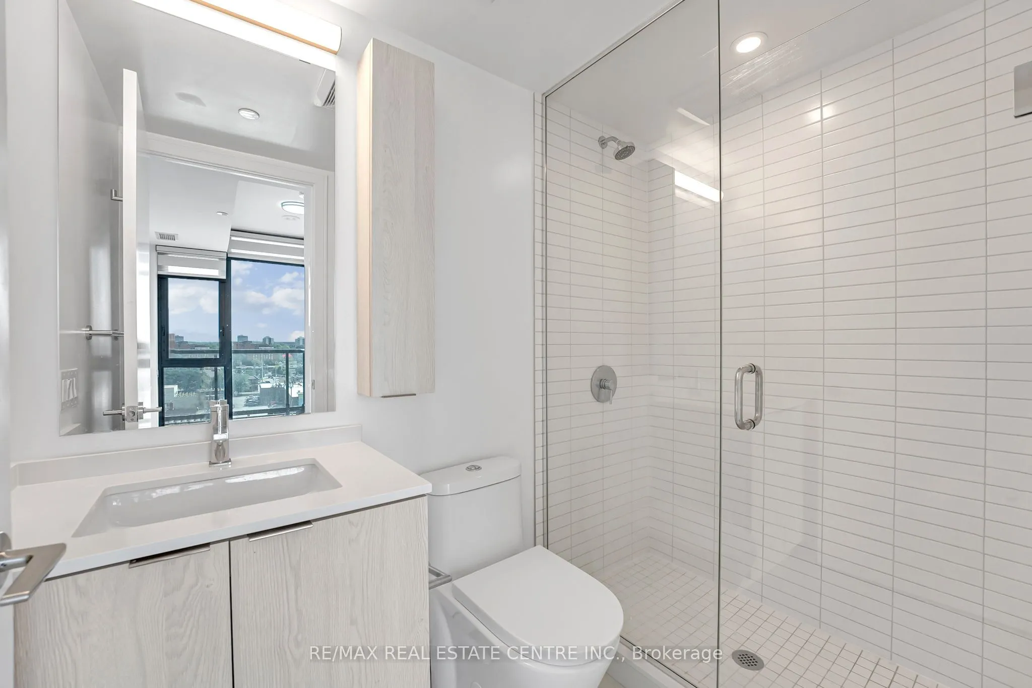 86 Dundas Street E, #818