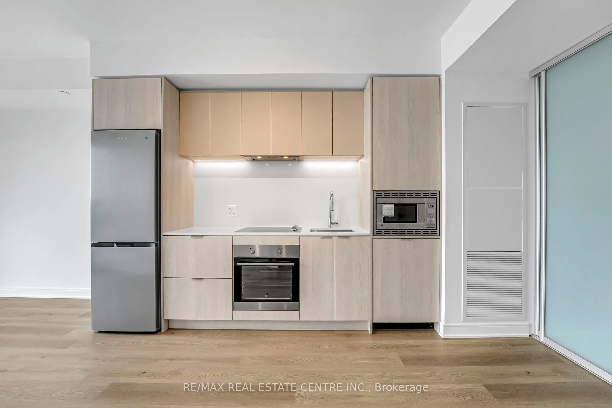86 Dundas Street E, #818