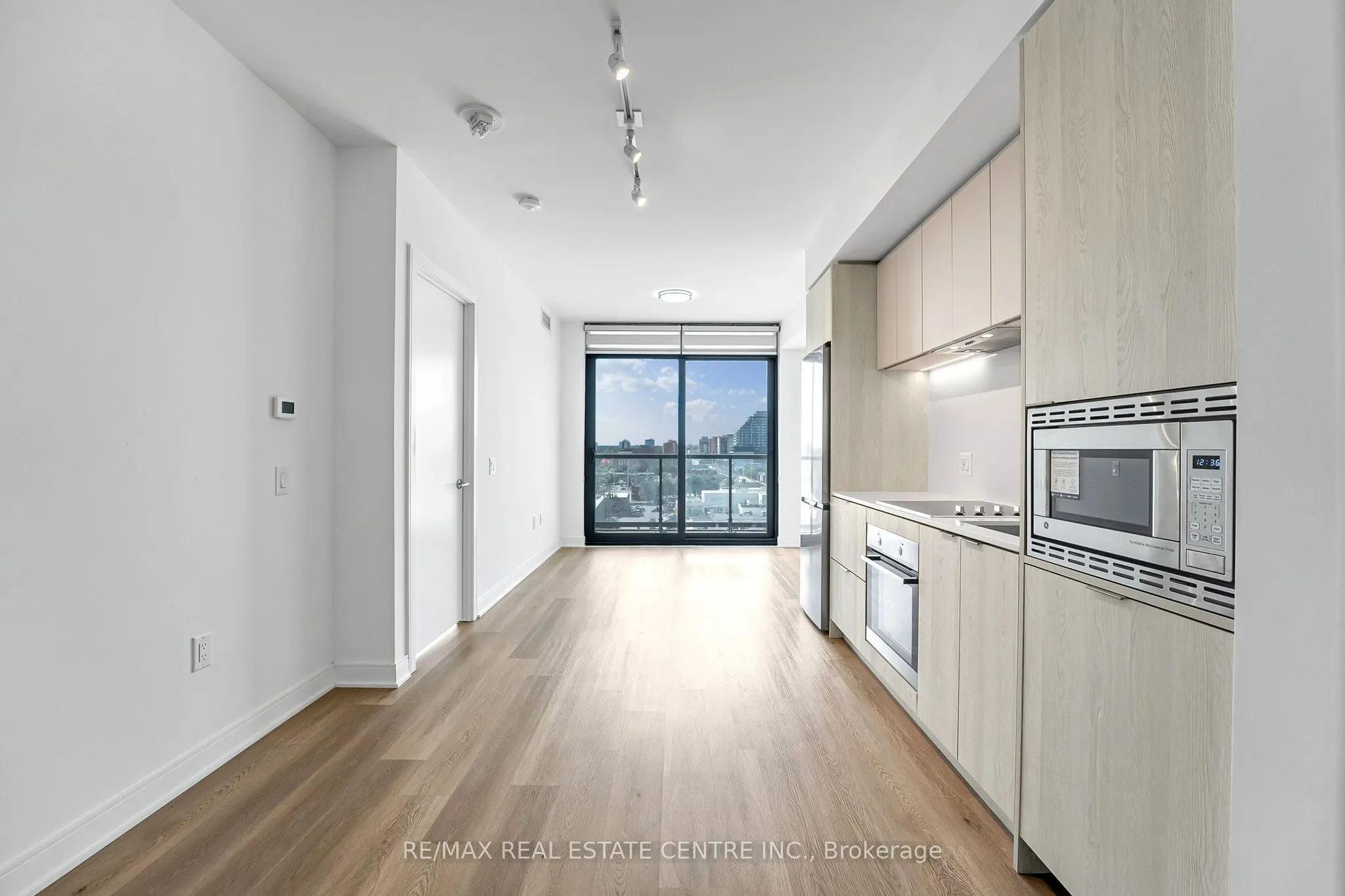 86 Dundas Street E, #818