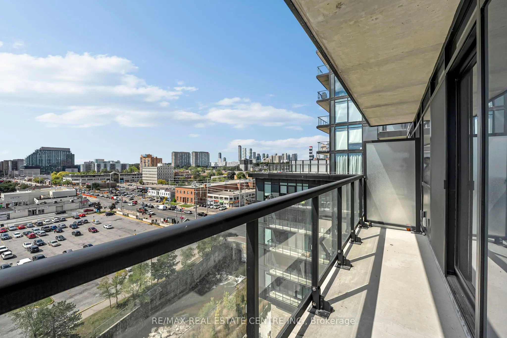86 Dundas Street E, #818