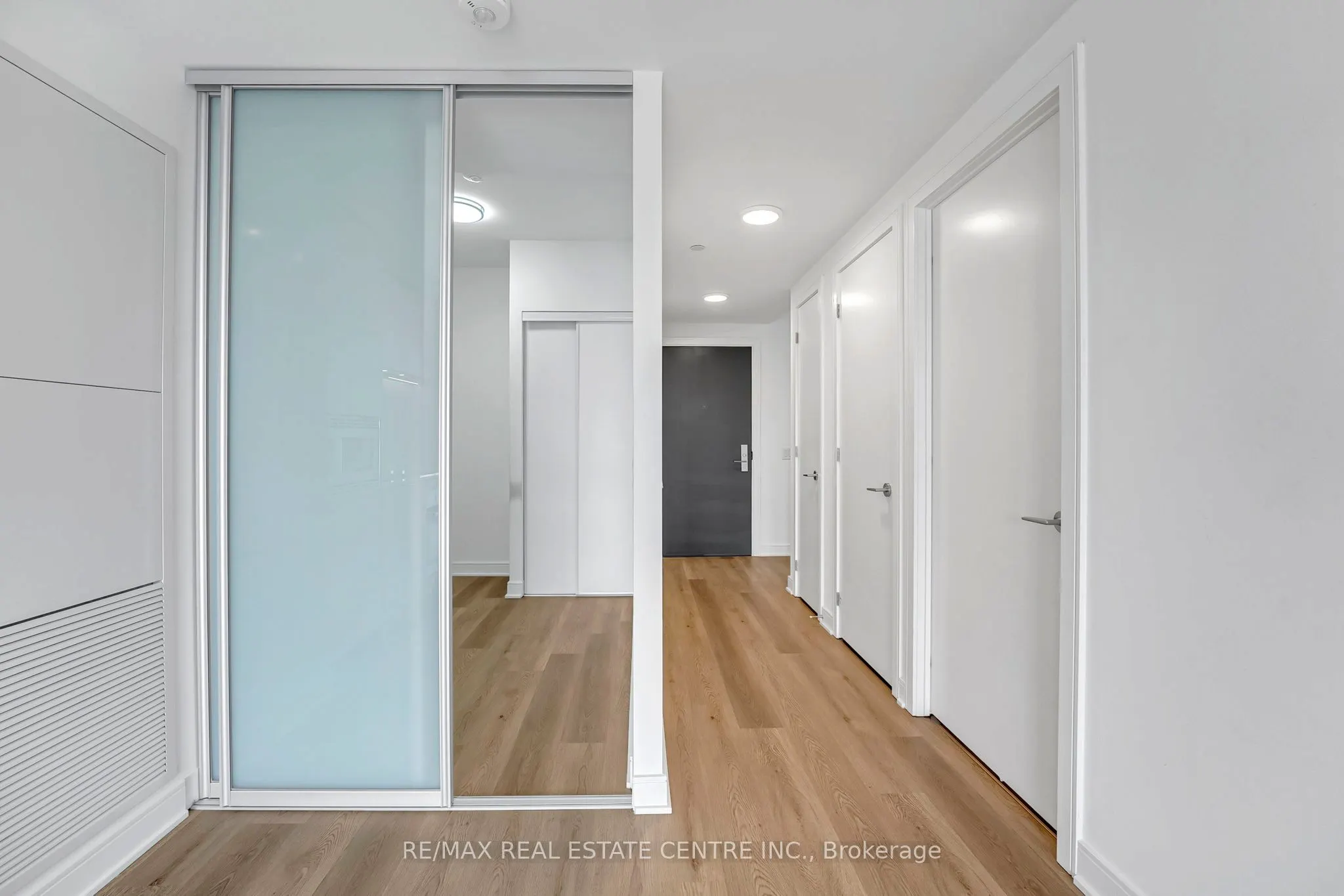 86 Dundas Street E, #818