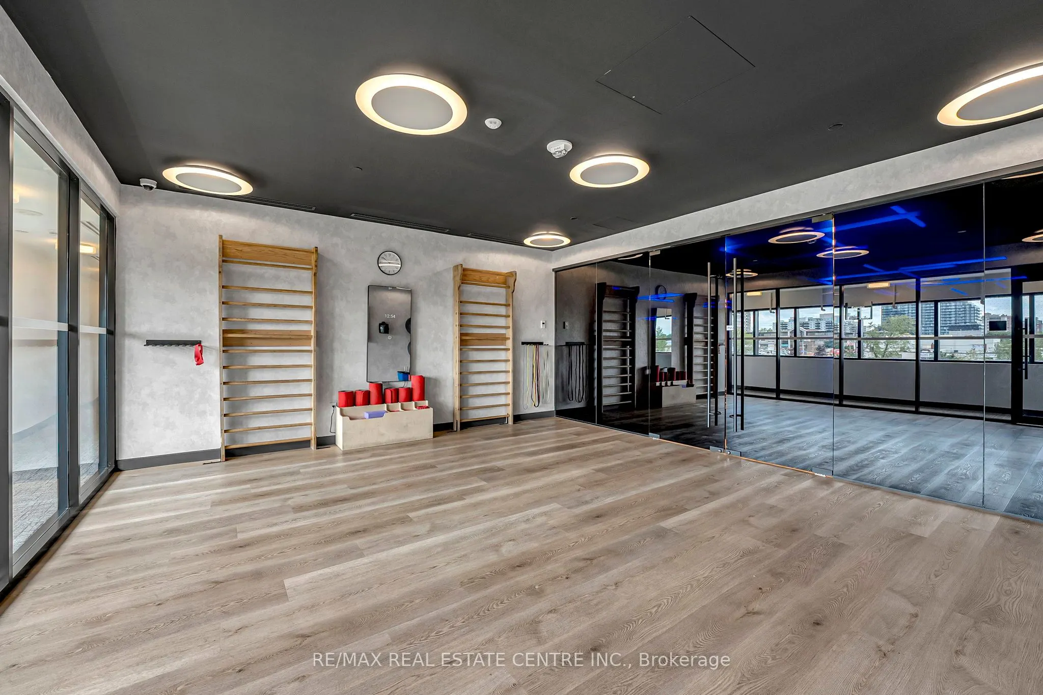 86 Dundas Street E, #818