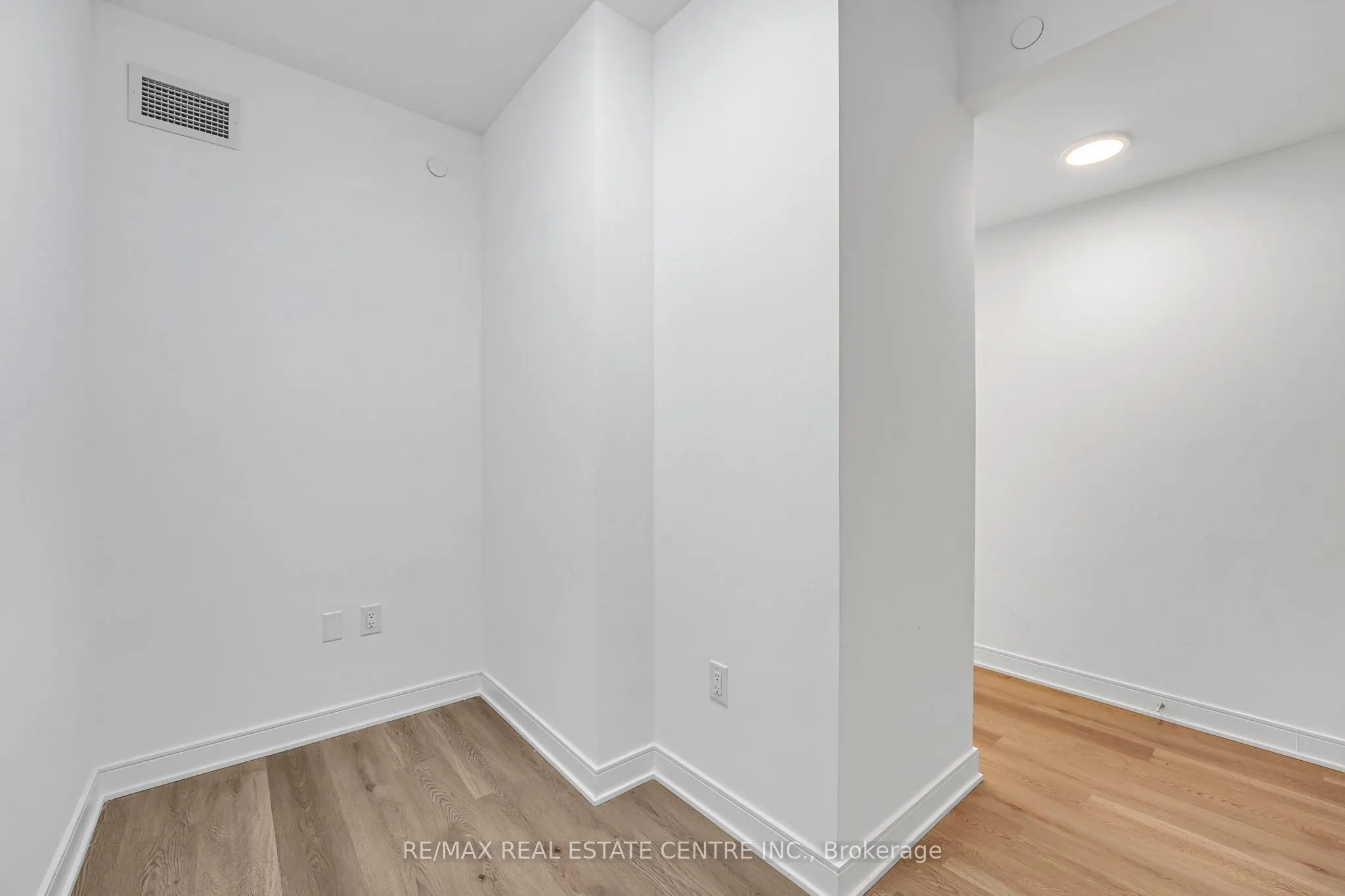 86 Dundas Street E, #818