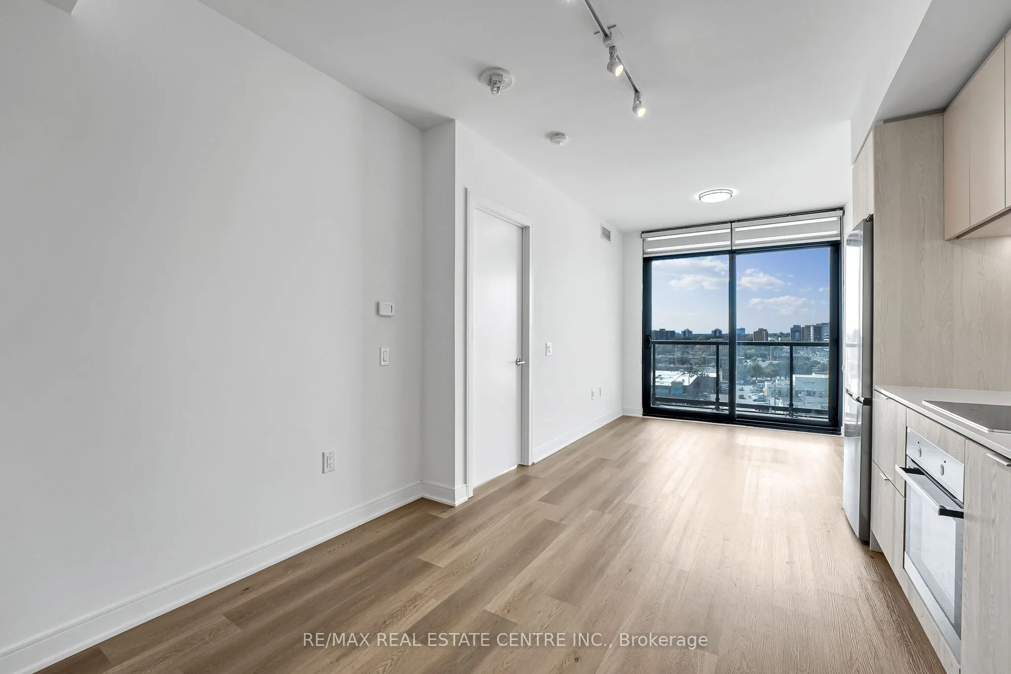 86 Dundas Street E, #818