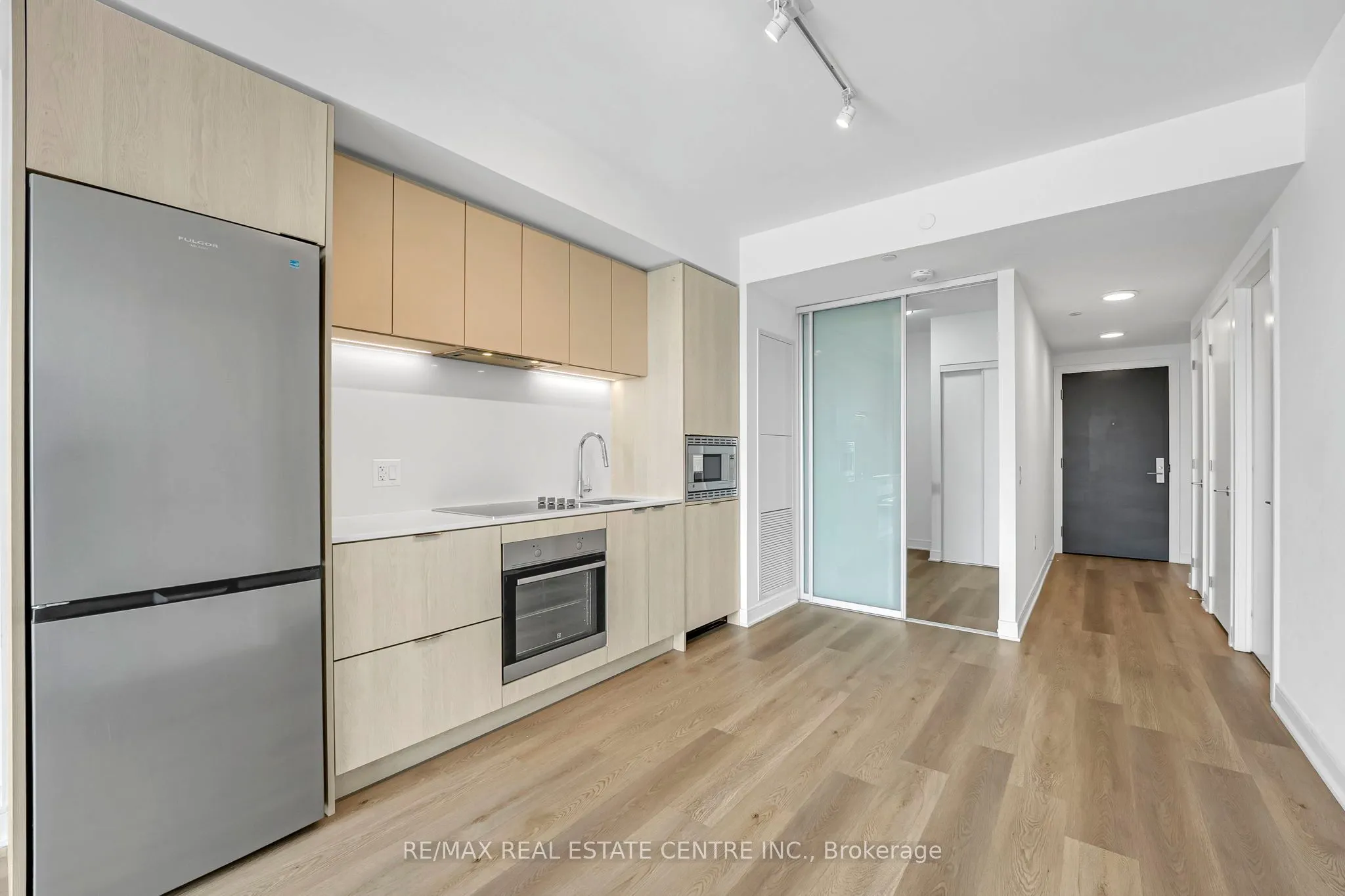 86 Dundas Street E, #818