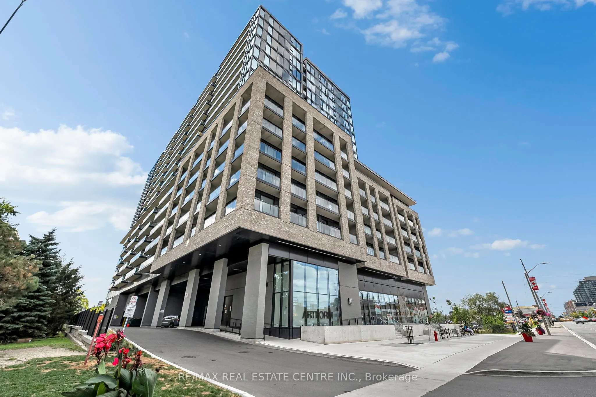 86 Dundas Street E, #818