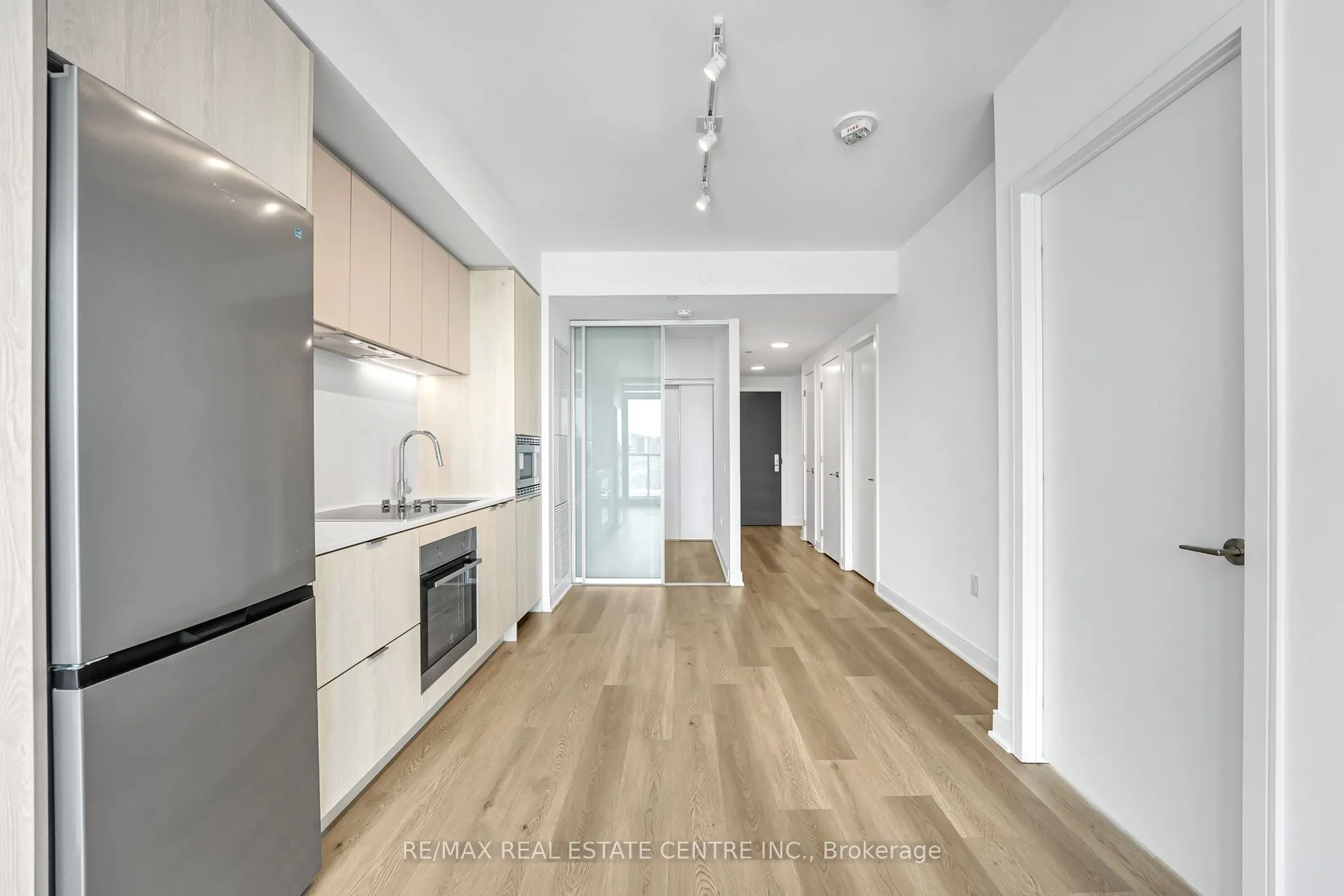 86 Dundas Street E, #818