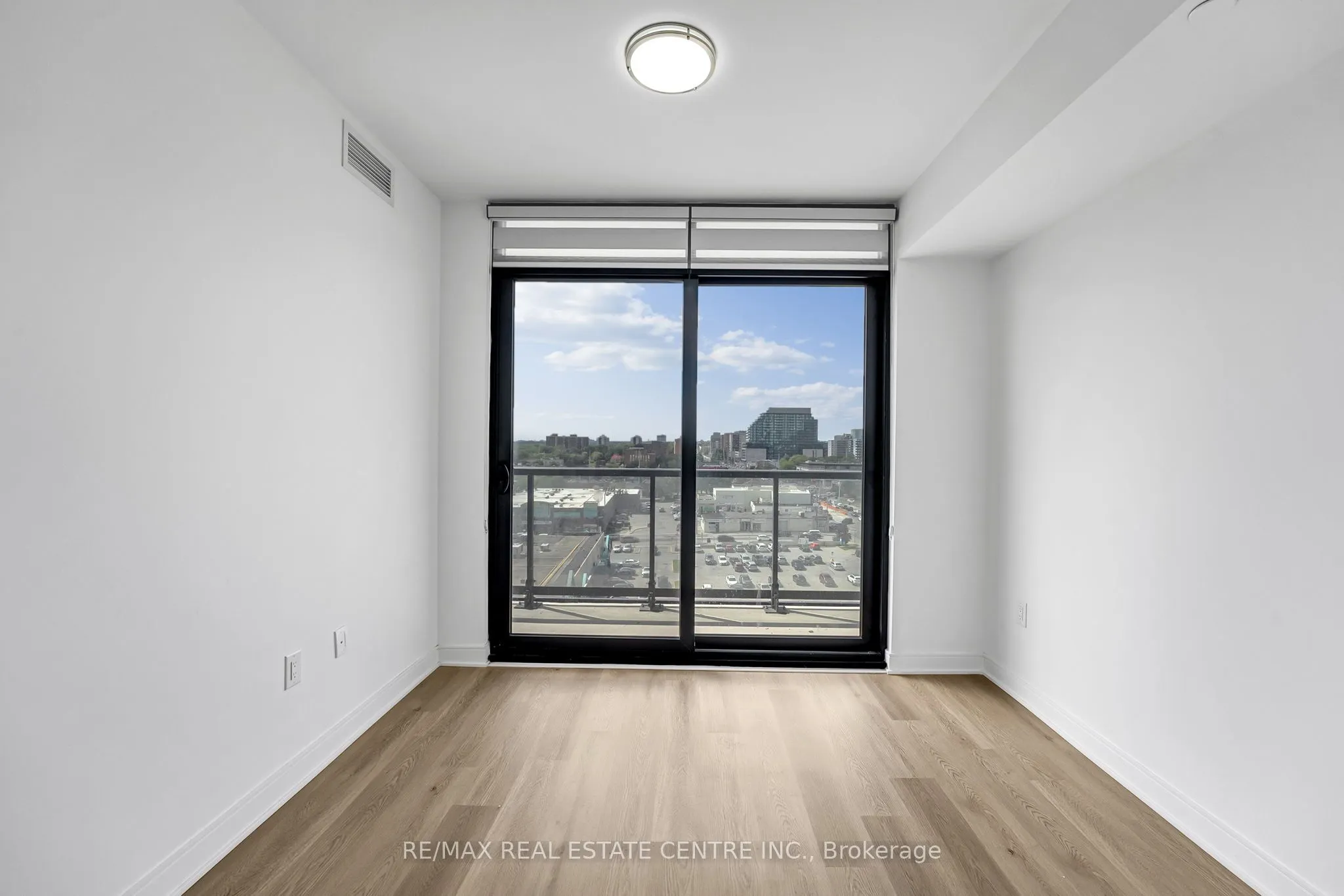 86 Dundas Street E, #818