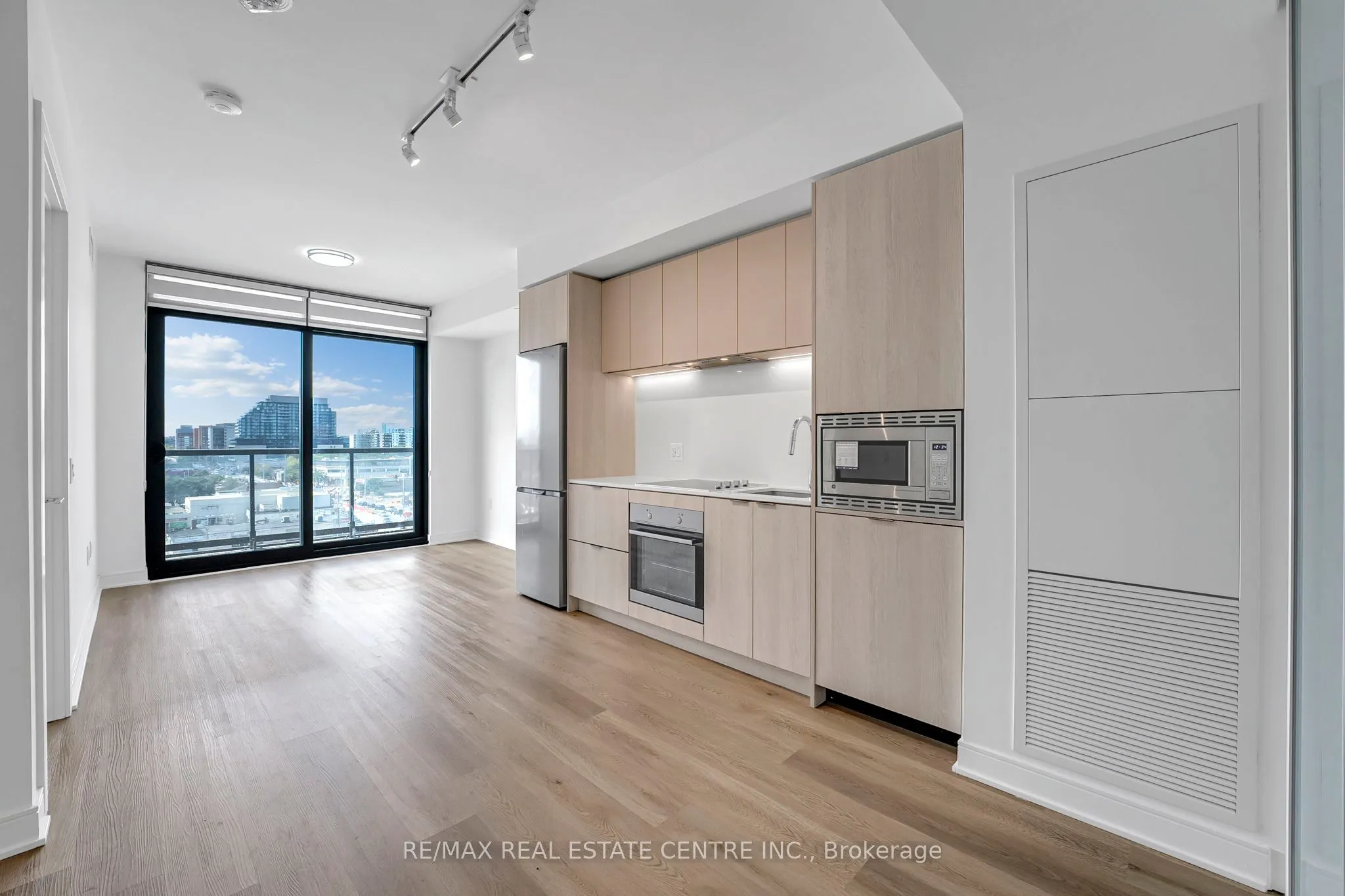 86 Dundas Street E, #818