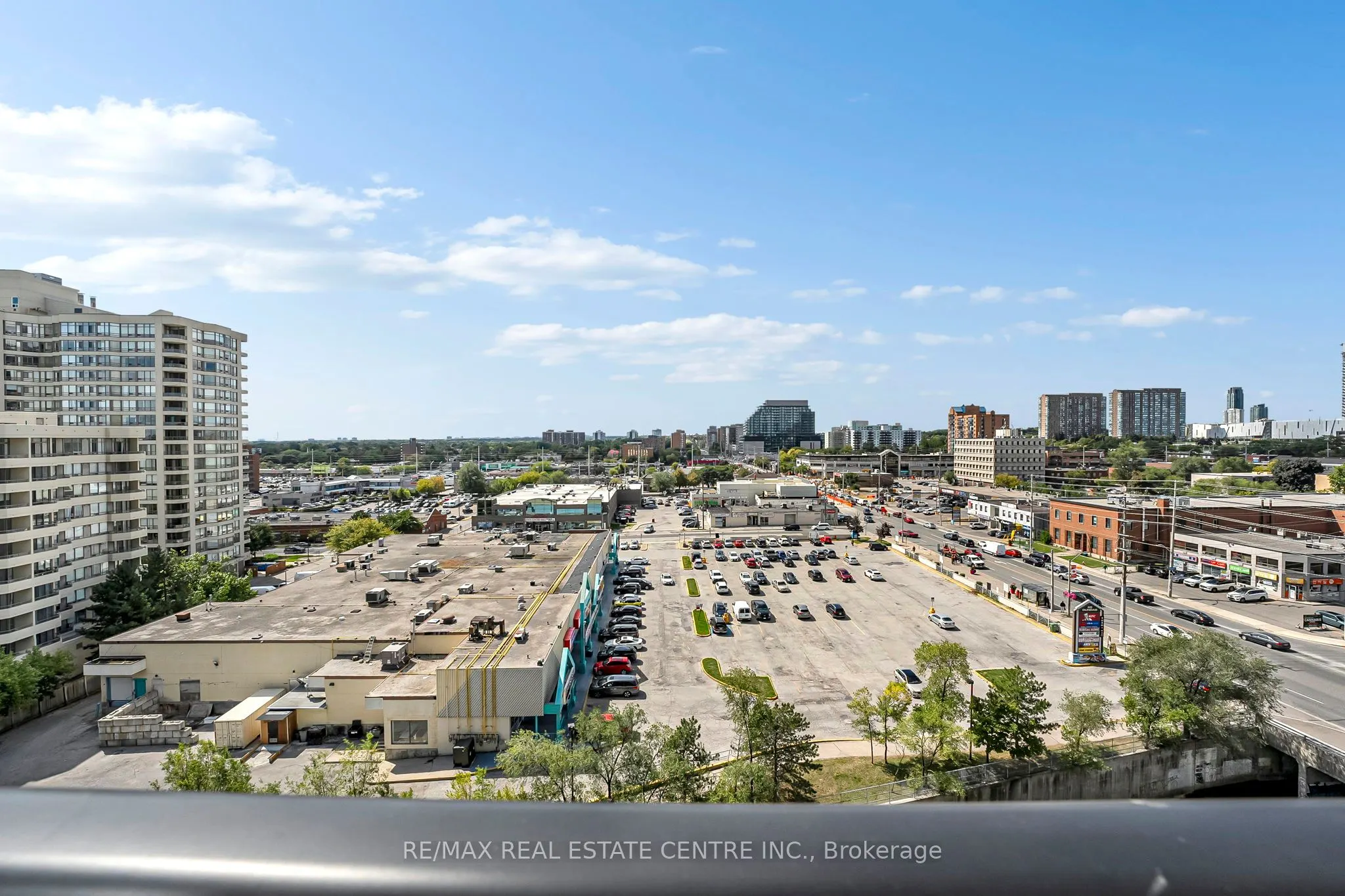 86 Dundas Street E, #818