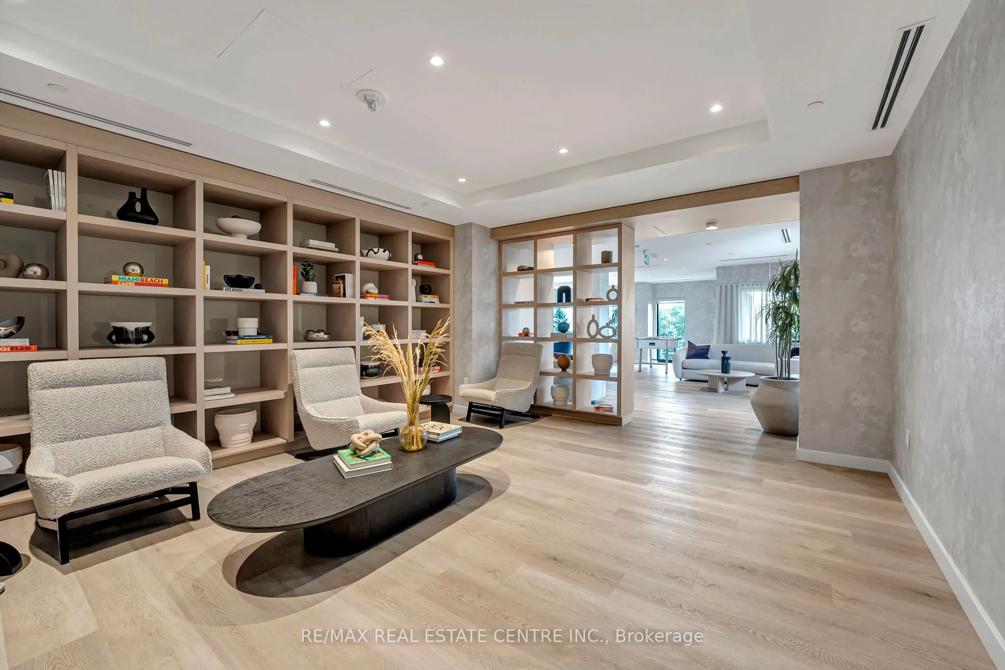 86 Dundas Street E, #818