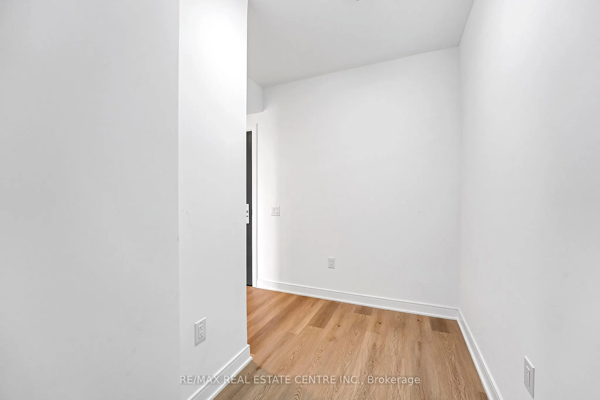 86 Dundas Street E, #818