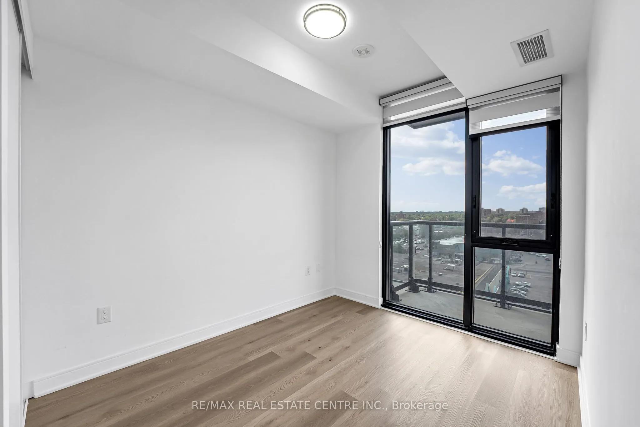 86 Dundas Street E, #818
