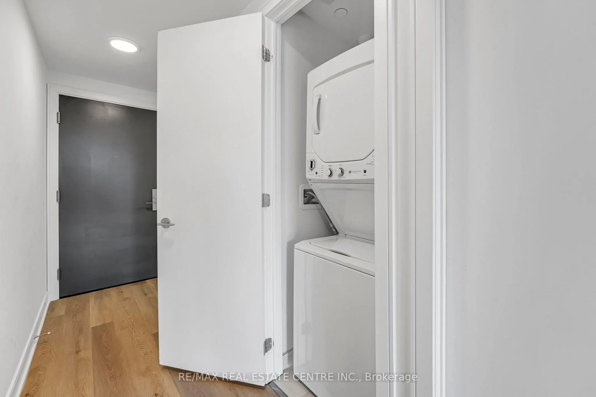86 Dundas Street E, #818