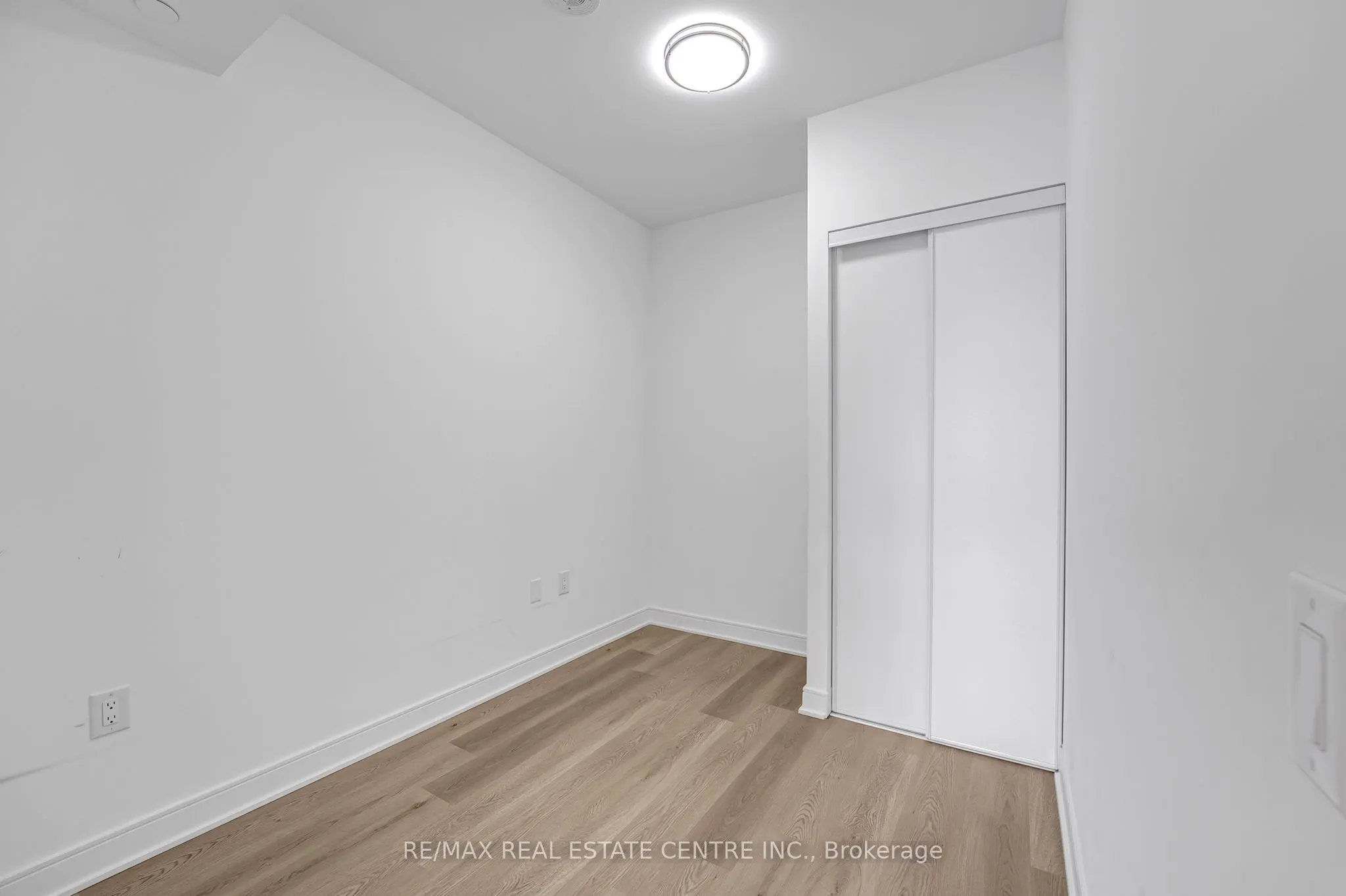 86 Dundas Street E, #818